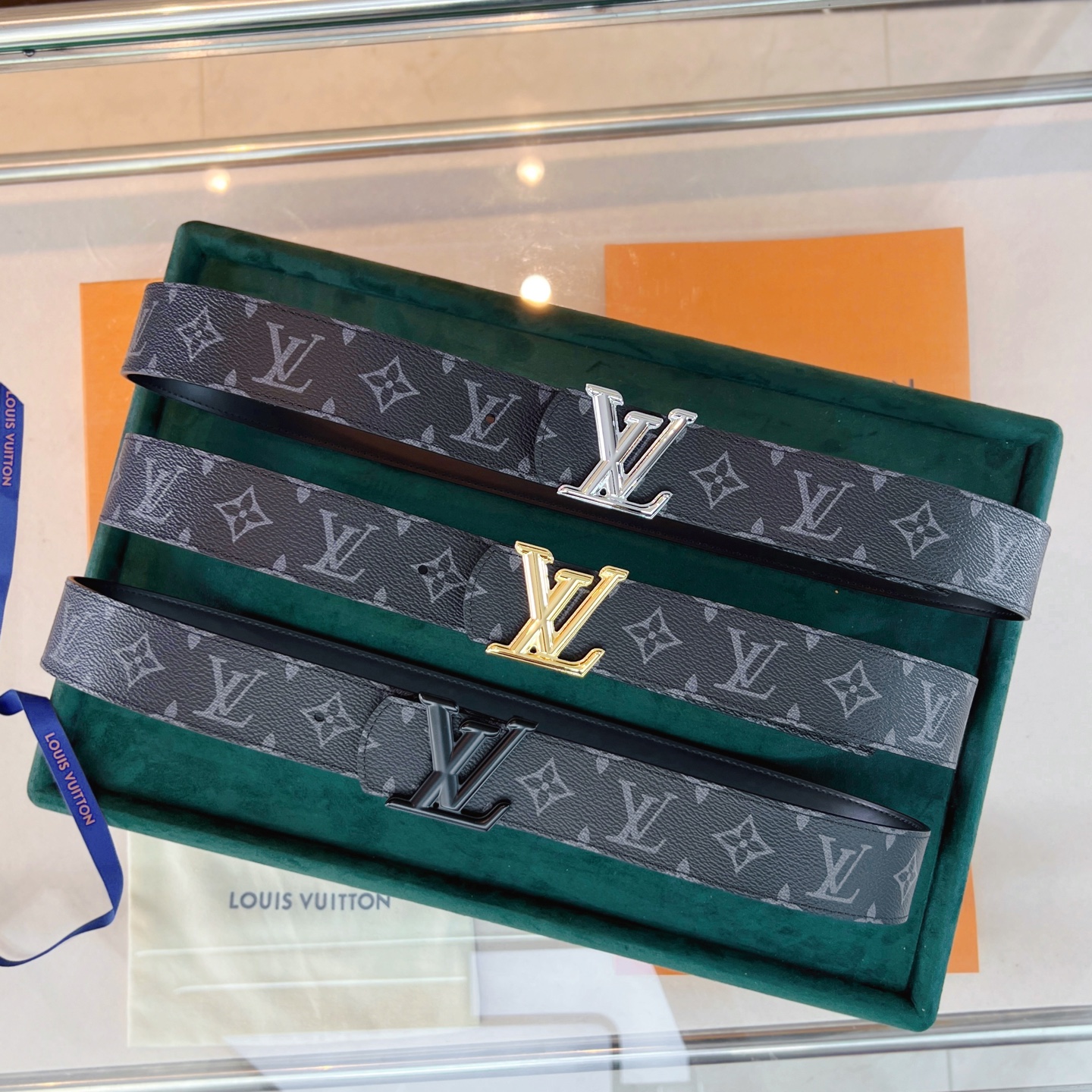  路易威登·LV
全套包装 40mm宽度 正品一体铸造五金钢扣，原厂皮料 双面原厂定制面料，！区别市场货