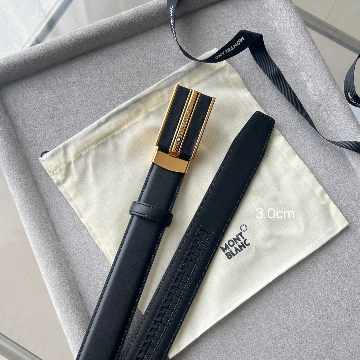 万宝龙自动扣黑色皮带（30毫米）
矩形闪亮精钢带扣，配有皮革嵌件和滑动装置。可调节长度，3厘米 x 120厘米，黑色光滑皮带与大班系列皮具相配。全新滑动结构，无需针扣即可调节。皮带背面的橡胶嵌件可轻松打开或固定皮带长度。
货号 MB118421
材料
表带描述
光滑皮带
皮革图案
镌刻万宝龙品牌名称和六角白星品牌标识
搭扣饰面
圆钻：
搭扣装置
易开启装置，可调节皮带长度，全新滑动机制，无需带孔即可固定皮带
搭扣形状
矩形，带皮革嵌件
主要颜色
黑色
搭扣类型
板式