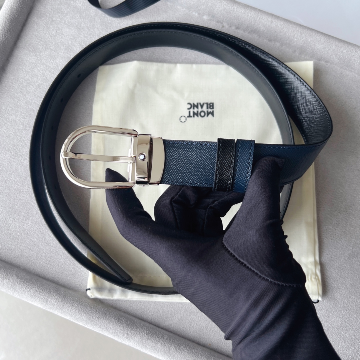 NO:678025,Horseshoe buckle Black/blue reversible leather strap (30mm) Horseshoe shaped shiny ruthenium-plated buckle. Adjustable length, 3 cm x 120 cm. Reversible black and blue strap for a classic, smart look. Item No. MB128803 Material Main material Leather Strap description Black and blue reversible cowhide leather strap Leather pattern Metal ring with Montblanc hexagonal white star logo Buckle mechanism  Easy opening device, adjustable strap length Buckle shape Horseshoe shape Main color Black | Brown Buckle type Pin buckle, belt, montblanc, cowhide19860909马蹄形带扣黑色/蓝色色双面皮带（30毫米） 马蹄形闪亮镀钌带扣.可调节长度,3厘米 x 120厘米,黑色和蓝色色双面皮带.打造经典灵动造型. 货号 MB128803 材料 主要材料 皮革 表带描述 黑色和蓝色双面牛皮皮带 皮革图案 金属圆环上饰有万宝龙六角白星品牌标识 搭扣装置 易开启装置,可调节皮带长度 搭扣形状 马蹄形 主要颜色 黑色 | 棕色 搭扣类型 针扣式表扣,皮带,montblanc,cowhide,Belt