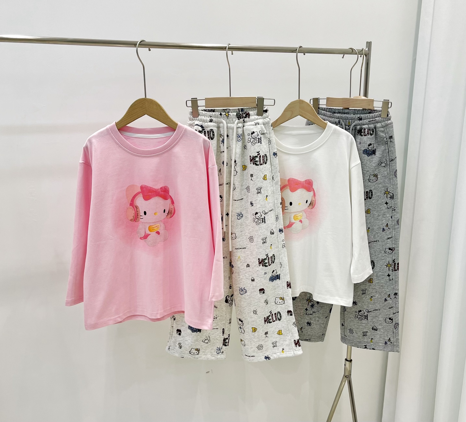 Camiseta de dos colores 89.9@, pantalón largo de estampado completo 89.9@, conjunto de camiseta KITTY con pantalón de e…