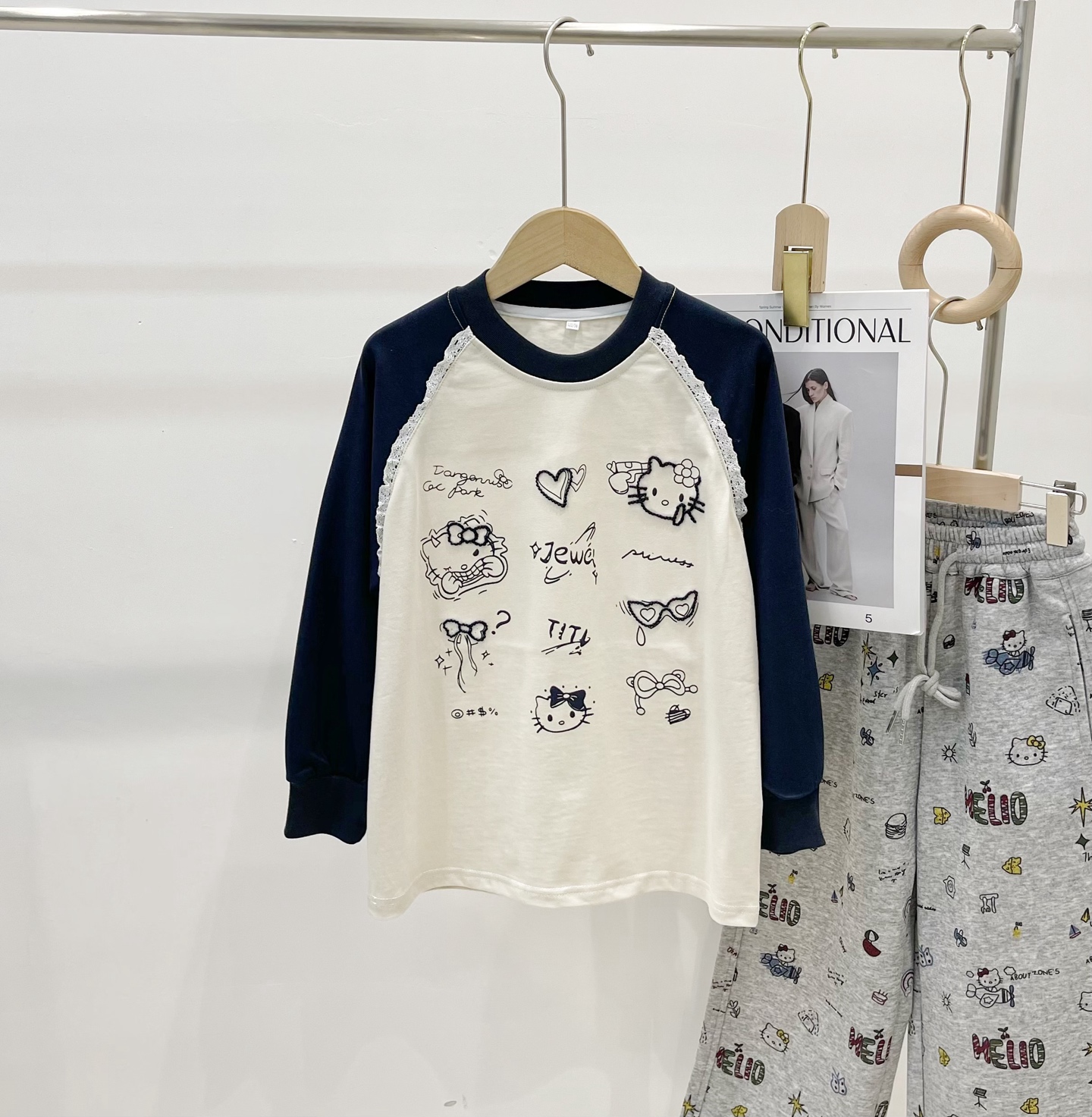 跑量@99.9 Kitty绣花插肩袖T恤。120-170。 长袖T恤无疑是早春搭配刚需的单品了 撞色插肩袖设计加上kitty立体绣花搭配印花元素 简约又时髦的上衣让人无法拒绝 圆领领口修饰脸型且日常方便穿脱 面料软糯亲肤 舒适感J好黑色佰…
