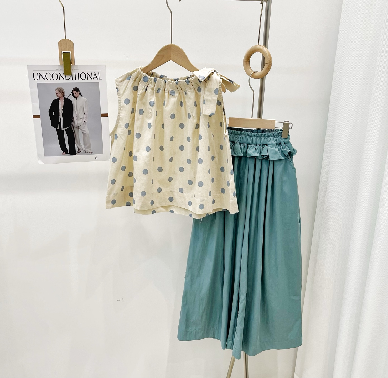 99.9@ Un conjunto de lunares de algodón y lino azul. 120-170. Este conjunto de entrada al verano con temperamento suave…