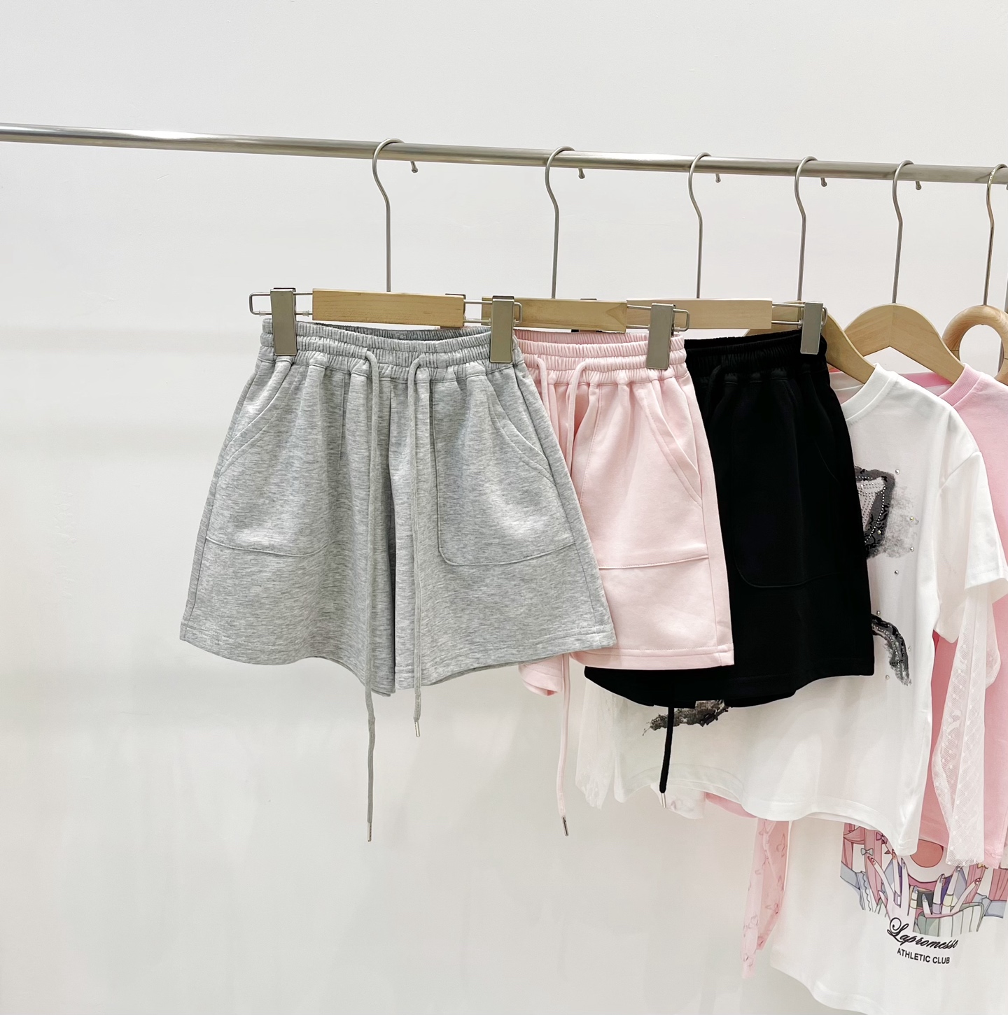 Venta rápida@79.9 Pantalones cortos básicos de tres colores. 120-170. Estos pantalones cortos casuales que enamoran a p…