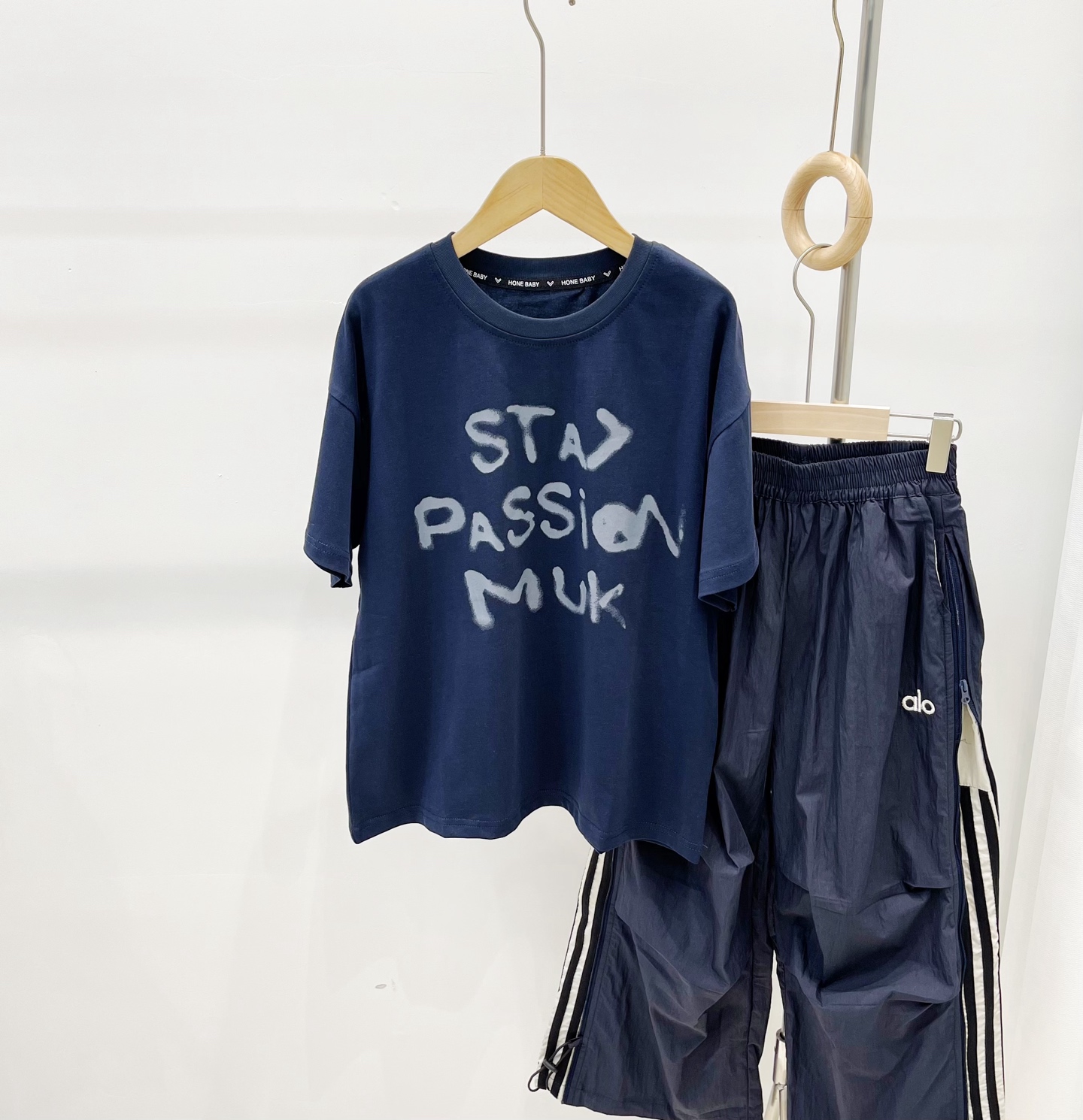 Venta rápida@79.9 Camiseta con letras azul marino. 120-170. ¿Cómo podría faltar una variedad de camisetas en verano? Es…