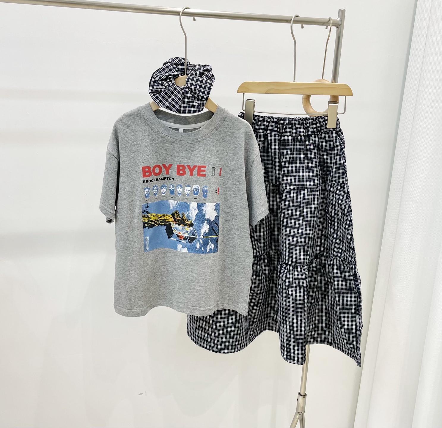 Venta rápida@99.9 Conjunto de camiseta y falda de cuadros. 120-170. Look retro y elegante, este conjunto de camiseta y …