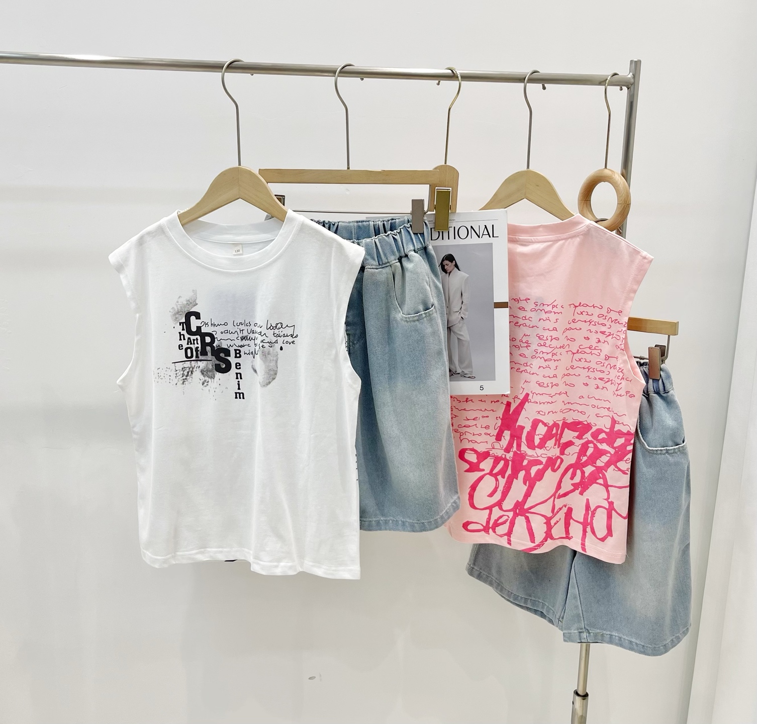 Conjunto de camiseta sin mangas y pantalones cortos de mezclilla a 89.9. Tallas 120-170. ¡Aquí viene un conjunto modern…
