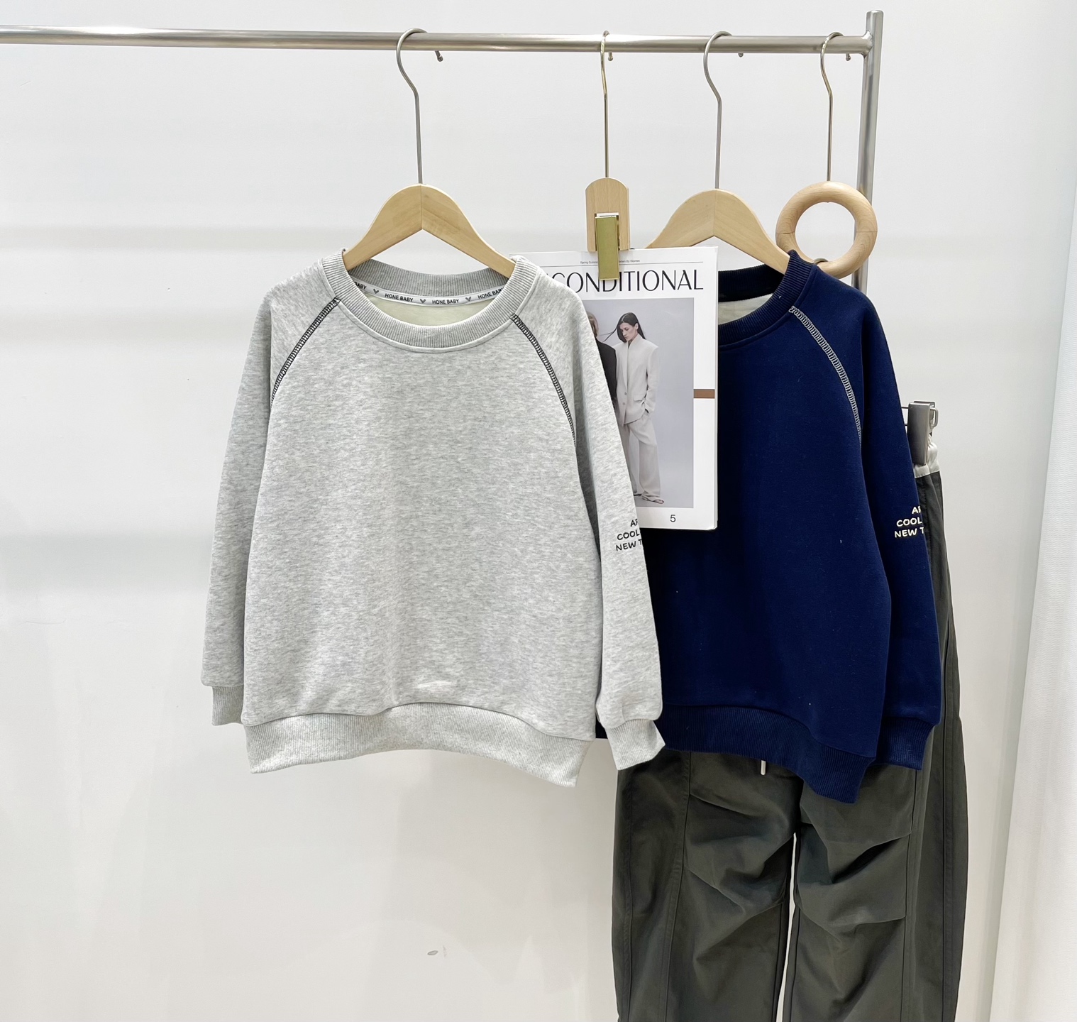 Venta rápida @89.9 sudadera con letras y costuras decorativas. 120-170. Parte superior de estilo utilitario, holgada y …