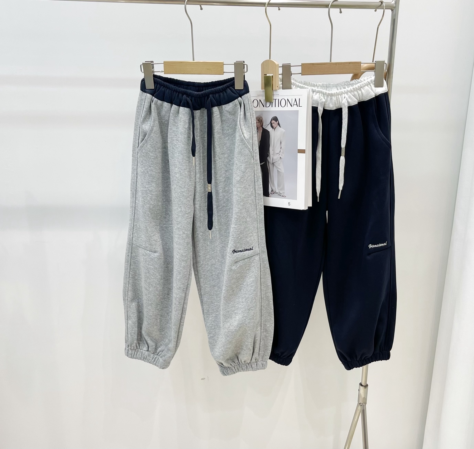 Ventas@89.9 Pantalones deportivos con puños elásticos y bordado de letras. 120-170. Una serie que te gusta cada vez más…