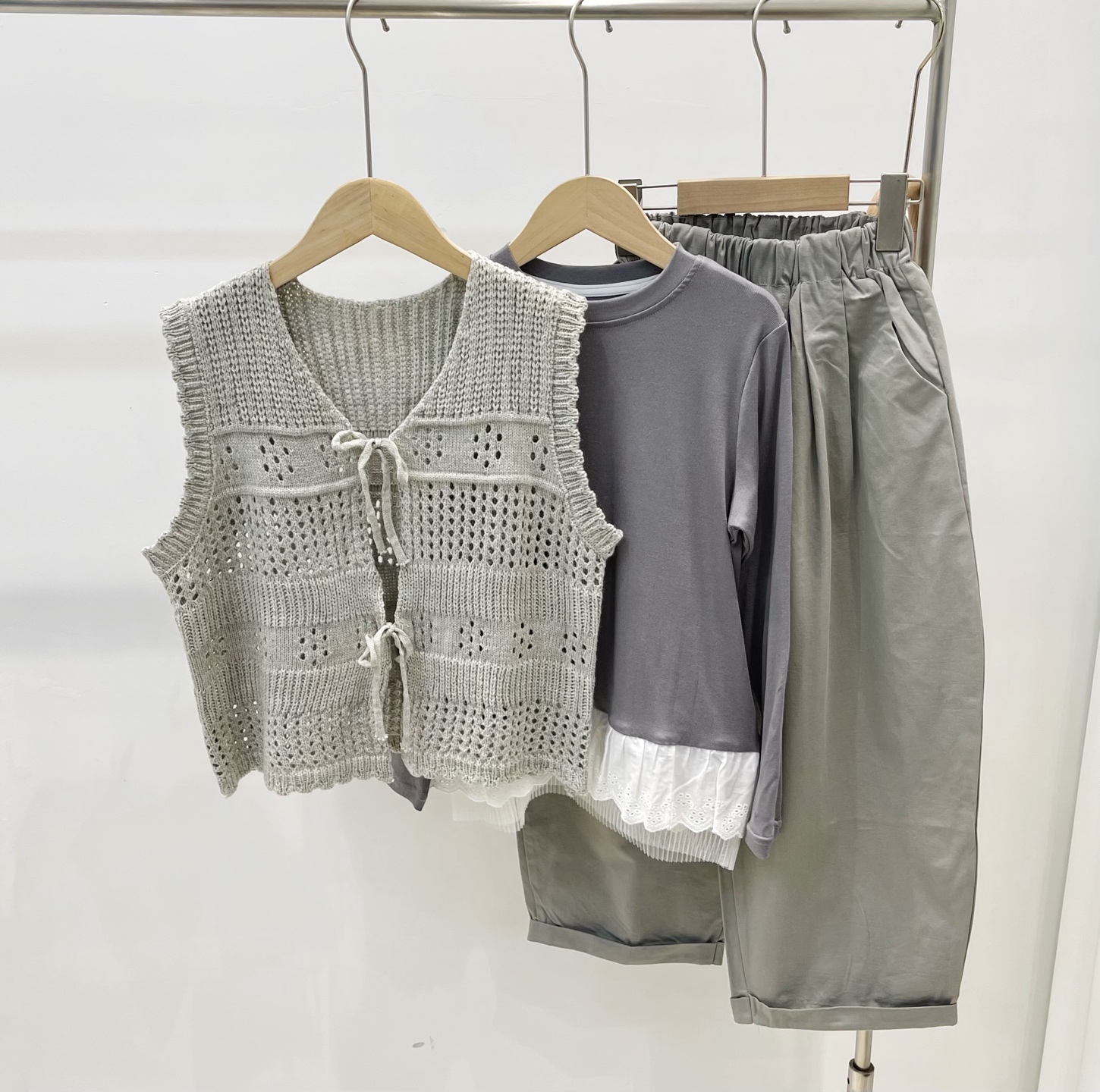 Conjunto gris de dos piezas P125@, pantalones de trabajo P89.9@ uno. Conjunto de tres piezas de estilo artístico y retr…