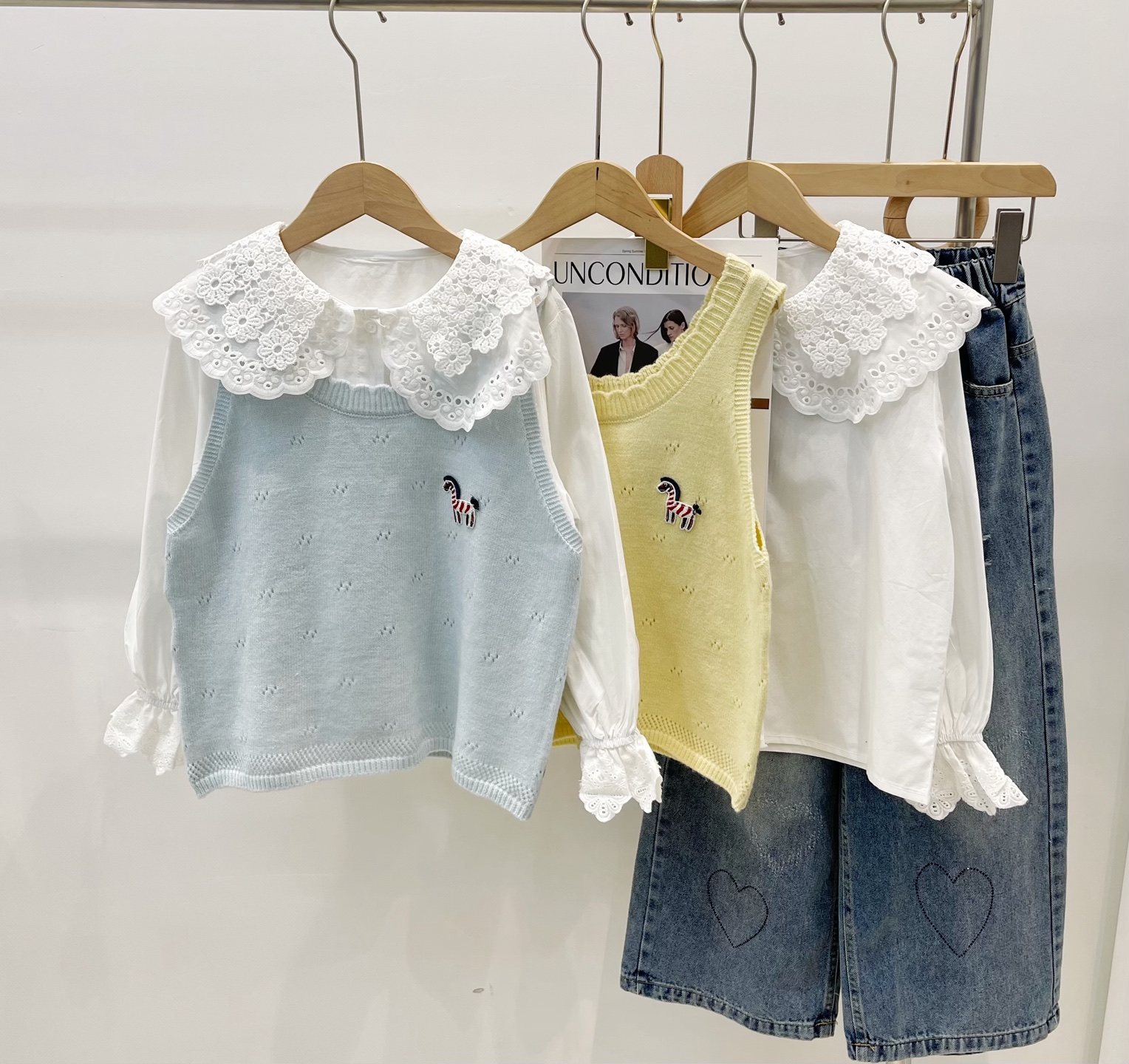 Chaleco de punto para perrito y camisa, conjunto de dos piezas P125@, jeans con corazones y pedrería 99.9@, una talla 1…