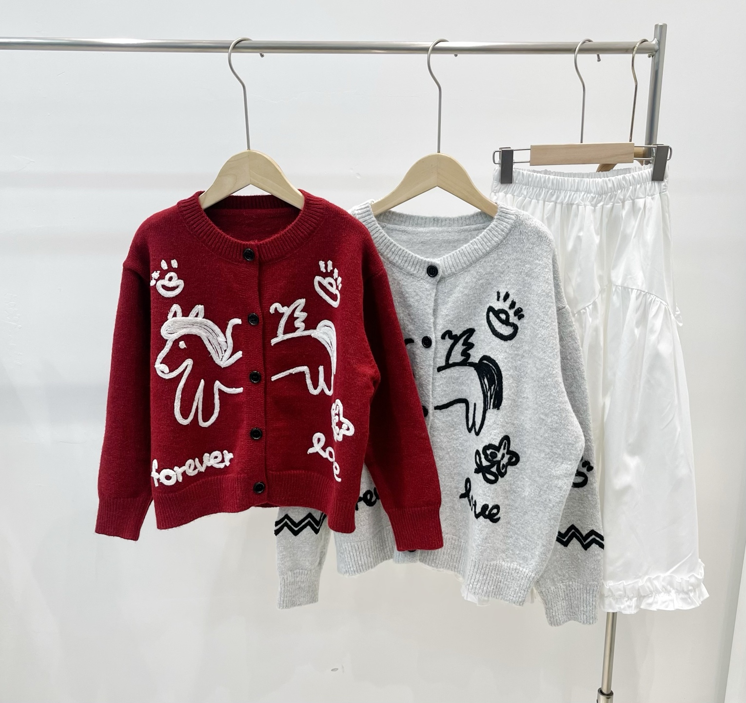 Cárdigan de punto con caballito P115@, falda larga de algodón blanco P99.9@ venta. Conjunto de dos piezas: jersey de pu…