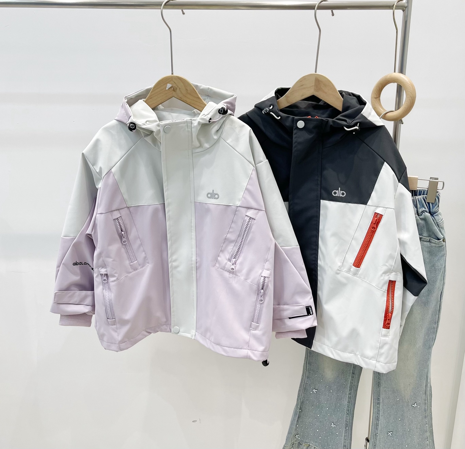 Chaqueta de colores combinados Alo P125@, pantalones de campana de mezclilla con mariposa P109.9@ una 120-180. En prima…