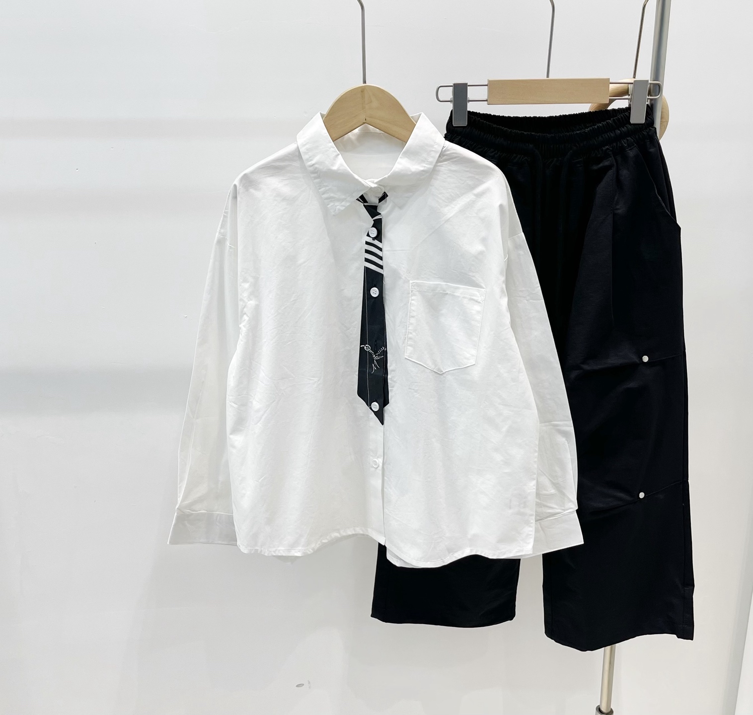 Venta rápida @89.9 Camisa blanca con corbata falsa. 120-170. ¿Cuál es el secreto para vestir en capas en primavera? La …