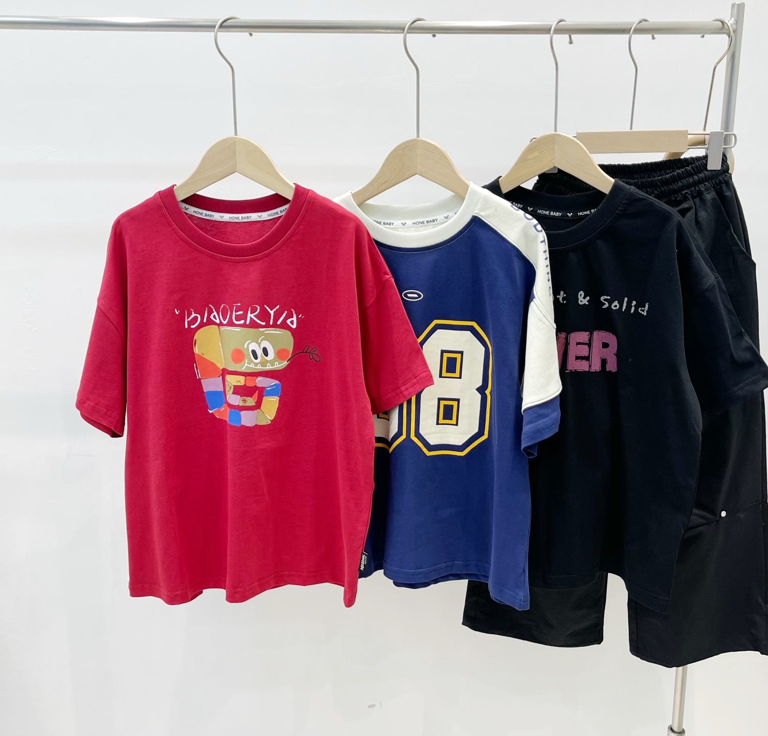 Venta rápida @79.9 Camiseta de graffiti colorido. 120-170. ¿Cómo puede faltar una camiseta en el vestuario? Ya sea sola…