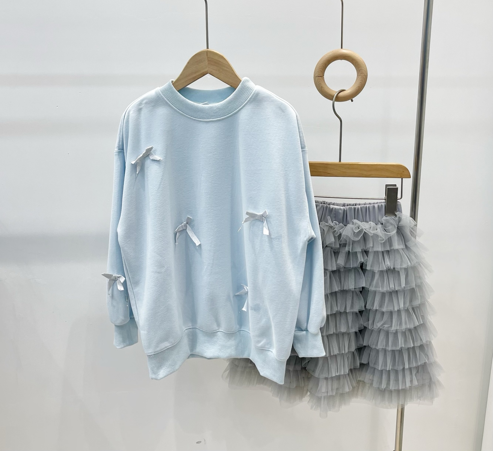 Sudadera azul P89.9@, falda gris de pastel P89.9@ Un lote de conjunto de sudadera azul y falda de pastel. Tallas 120-18…