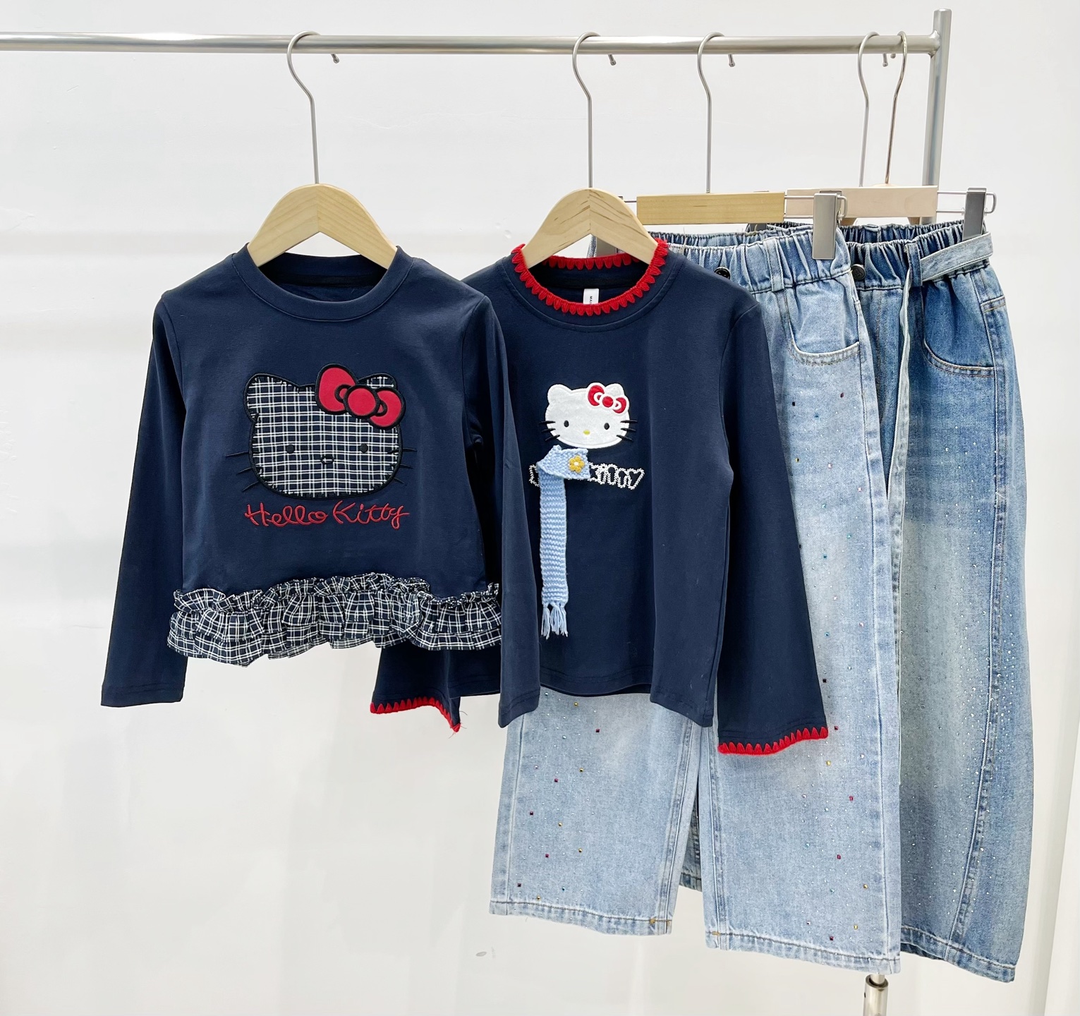 Camiseta KT azul marino P89.9@, jeans rectos con pedrería P99.9@ venta rápida. Camiseta de tirantes ajustada KT + jeans…