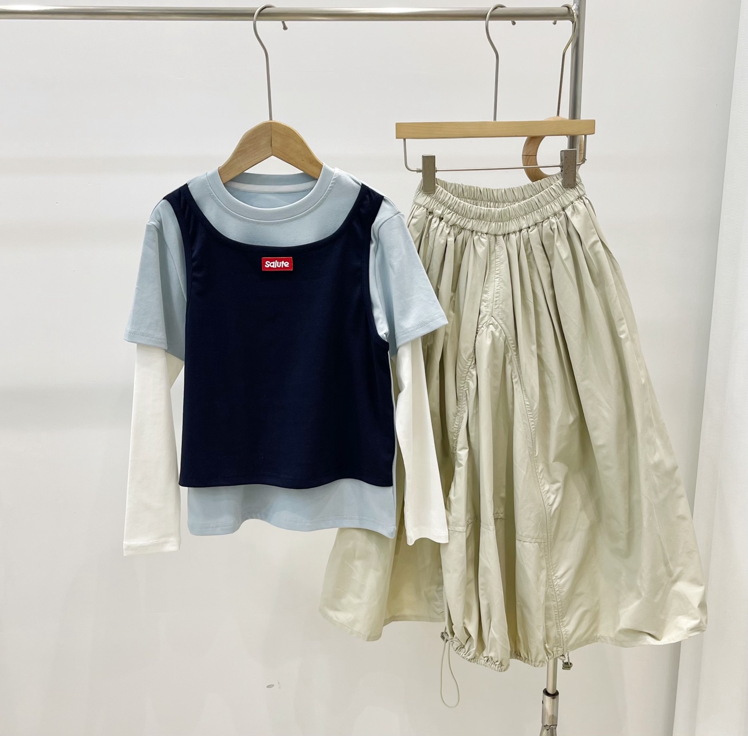 Azul top falso de dos piezas P89.9@, falda larga caqui P99.9@ Un lote de conjunto artístico de dos piezas. 120-180. Un …