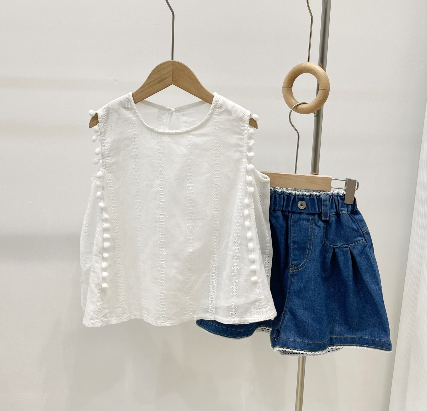 99.9@ Un lote de conjuntos de chaleco de ganchillo y jeans de champiñón. 120-180. La camisa y el chaleco están a la mod…