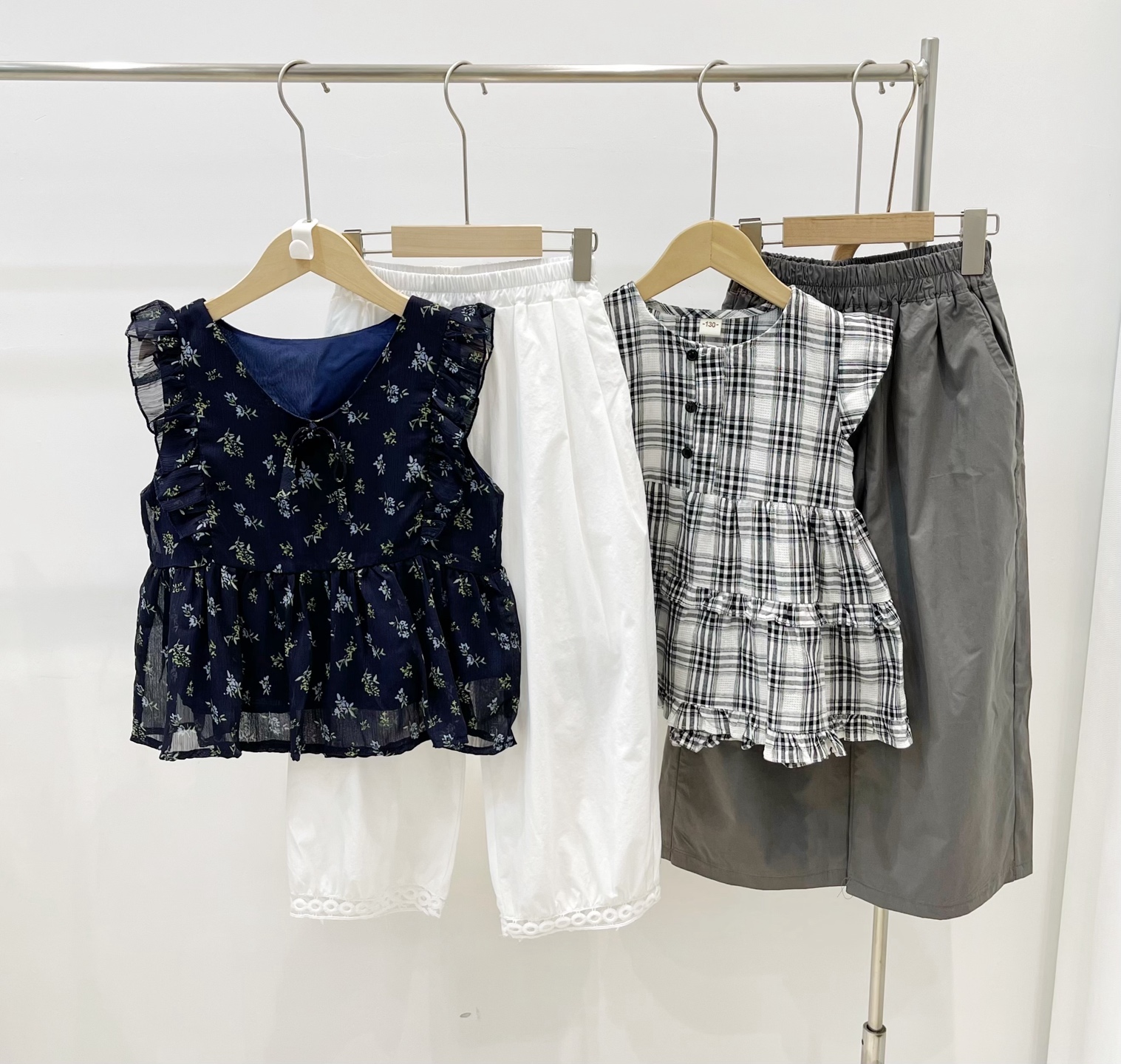 117@Un conjunto: blusa de manga corta con volantes y pantalones casuales. Tallas 120-170. Este lindo conjunto fresco es…