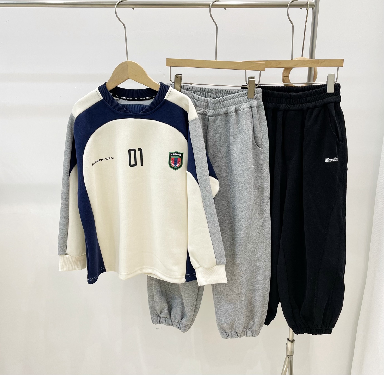 01 Sudadera combinada 99.9@, jogger con letras bordadas 89.9@ - venta al por mayor. Conjunto deportivo de dos piezas co…