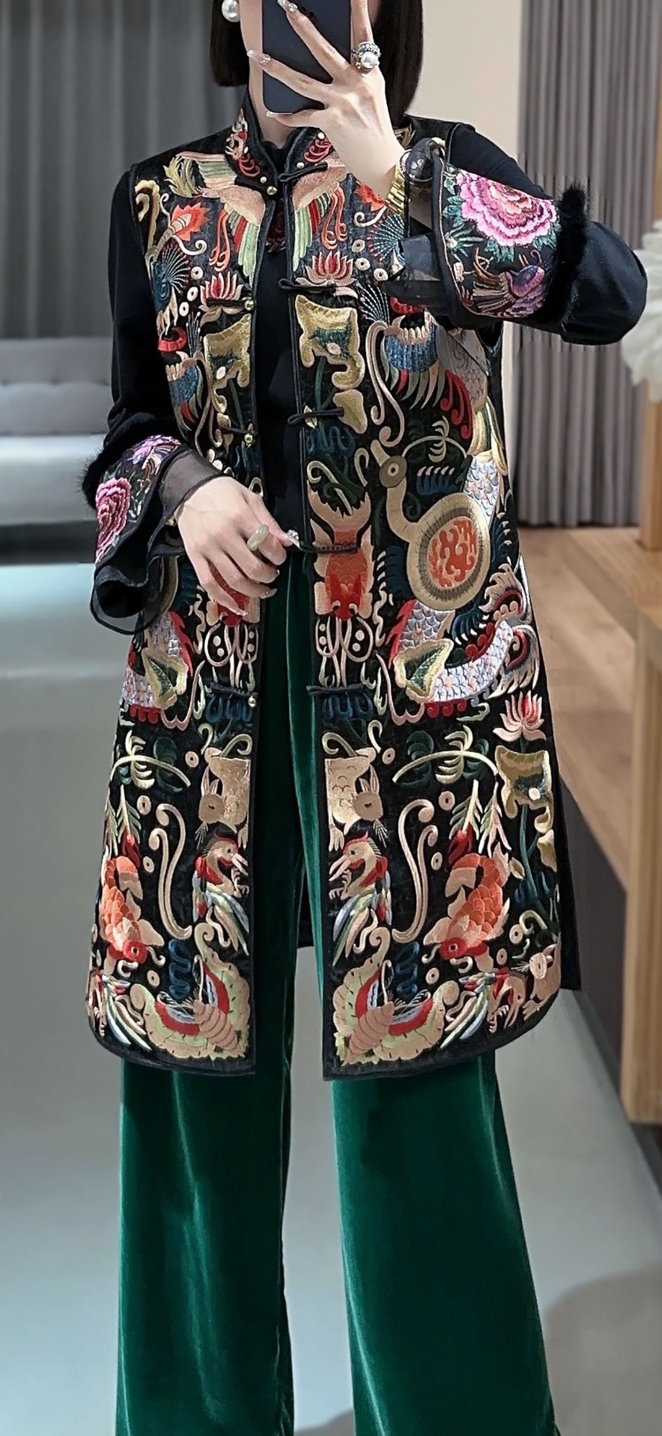 High-End Female Suit with Embroidered Acrylic Detailing and Dustproof Bag - 图片 4