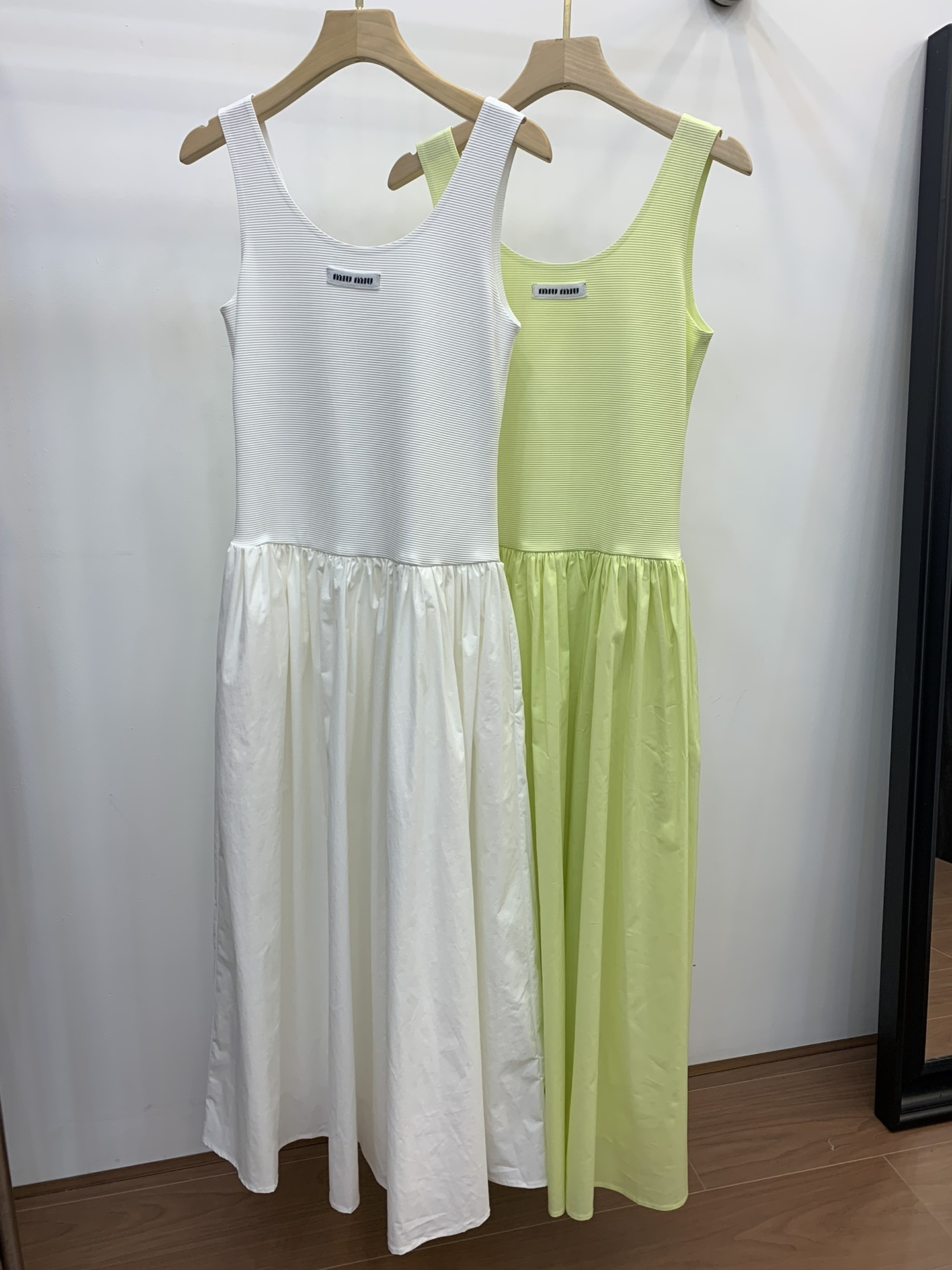 miu连衣裙，新款现货SMLzjdbq，超爆颜色：黑、白、绿、灰