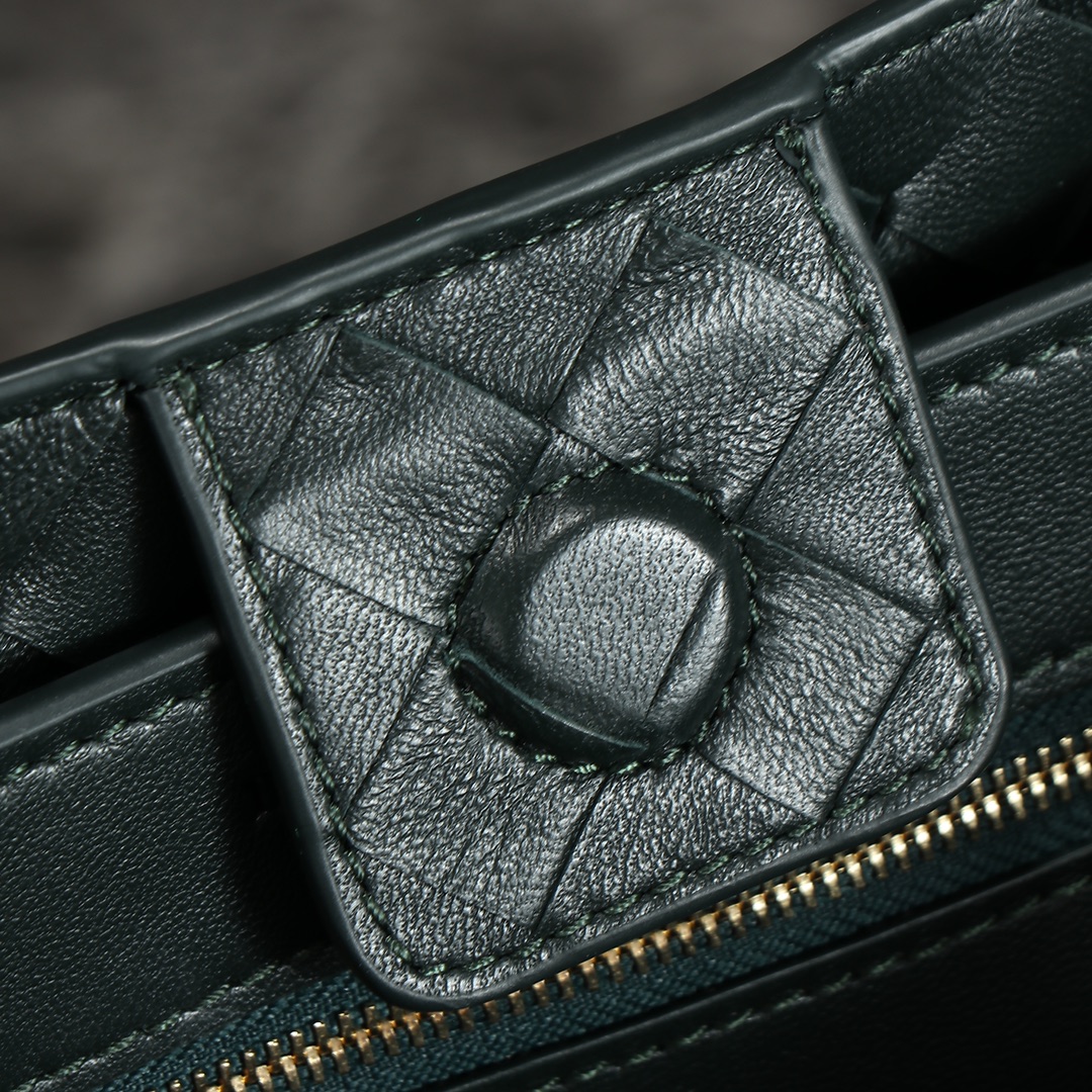 Bottega Veneta Andiamo Medium Handbag: 2023 Summer Collection, Nappa Leather 8 i1698254320 4259 6