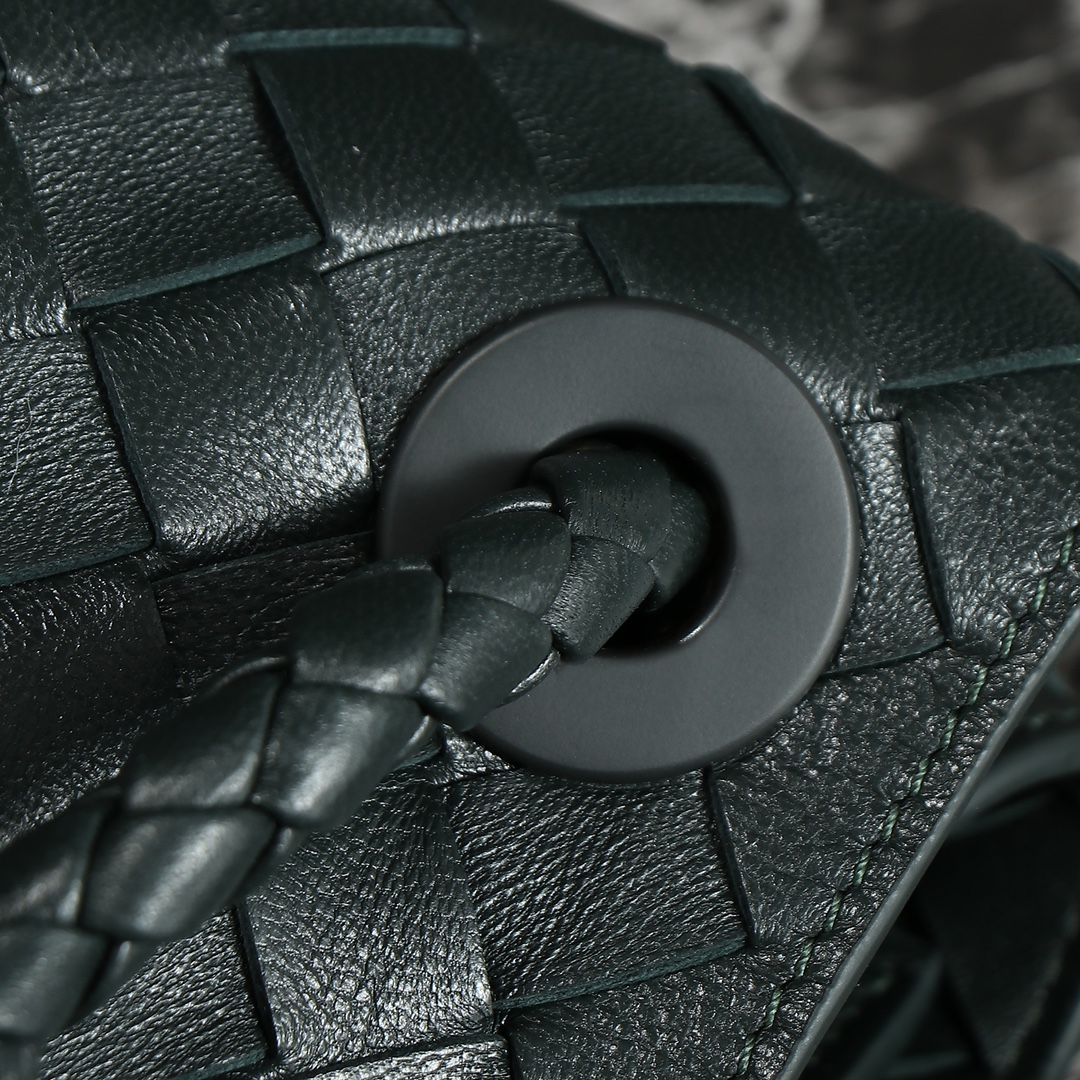 Bottega Veneta Andiamo Medium Handbag: 2023 Summer Collection, Nappa Leather 6 i1698254320 7163 4
