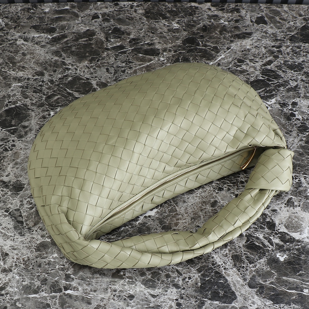 BV大号jodie米卡同款高级简约的美编织大号jodie散发着高级和时髦的气质包包选用了低调而优雅的颜色