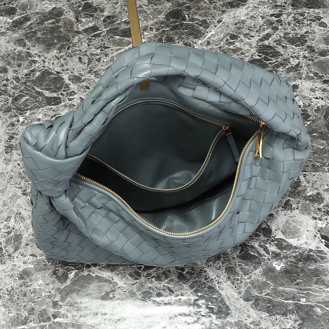 BV大号jodie米卡同款高级简约的美编织大号jodie散发着高级和时髦的气质包包选用了低调而优雅的颜色