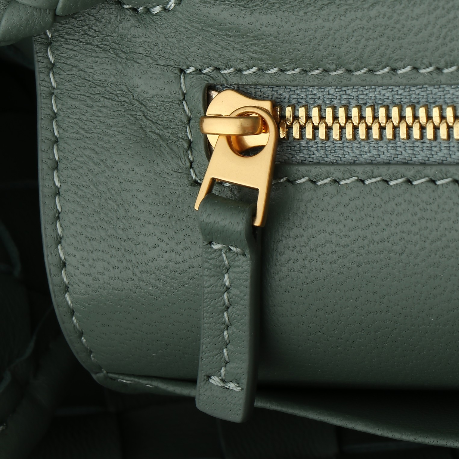 Bottega Veneta Andiamo Medium Bag: Iconic Design, Luxurious Nappa Leather 8 a1724047042642 0722