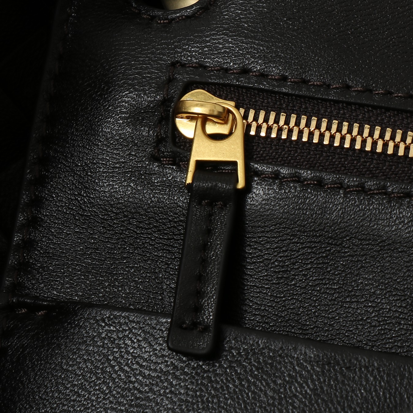 Bottega Veneta Andiamo Handbag: Woven Leather, Adjustable Strap, Spacious Interior 9 a1727676789583 0271