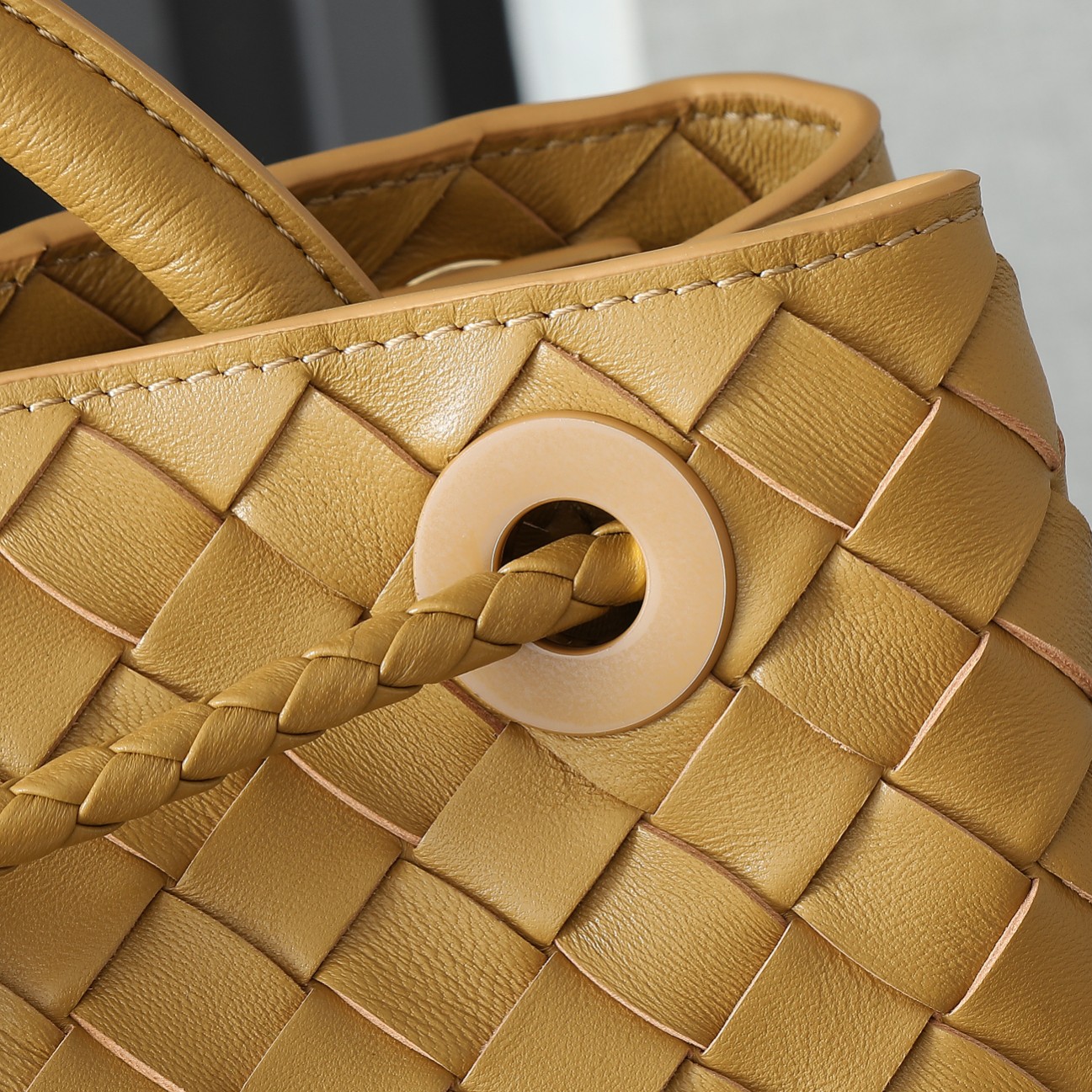 Bottega Veneta Andiamo Medium Bag: Iconic Design, Luxurious Nappa Leather 4 a1729500404234 4602