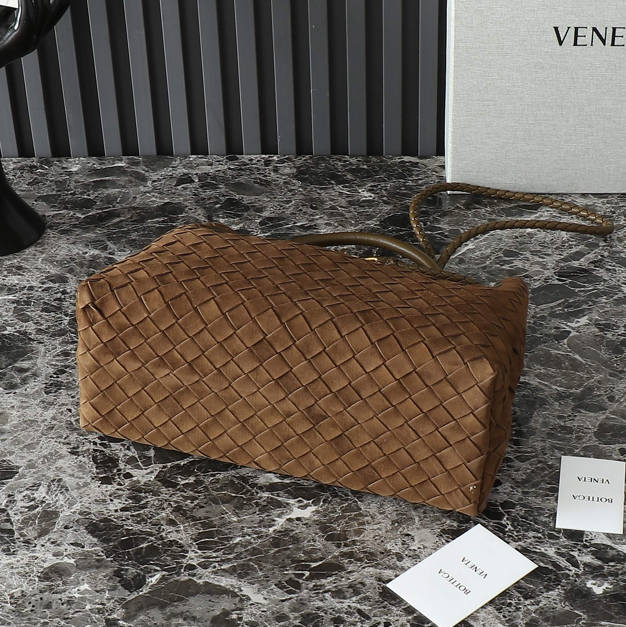Bottega Veneta Andiamo Handbag: 2023 Woven Leather Tote, Spacious & Stylish 4 a1730955474363 8206