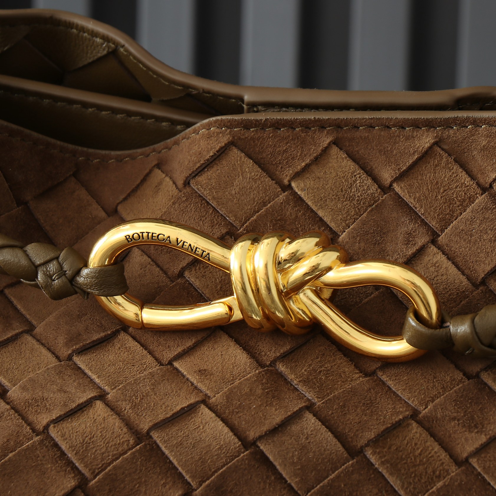 Bottega Veneta Andiamo Handbag: 2023 Woven Leather Tote, Spacious & Stylish 6 a1730955474514 7446