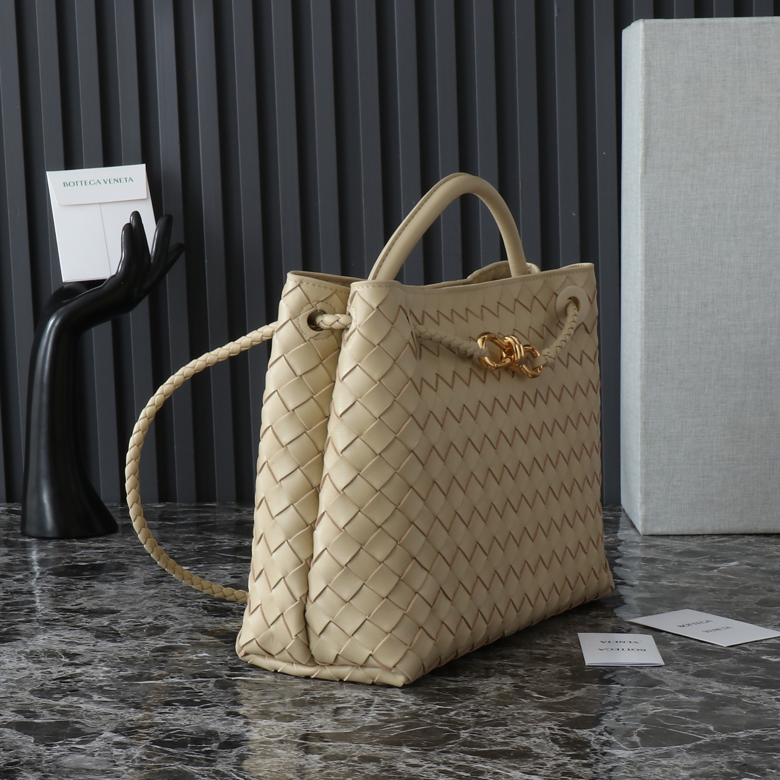 Bottega Veneta Andiamo Medium Handbag: Iconic Design, Luxurious Leather 3 a1732555037159 4812