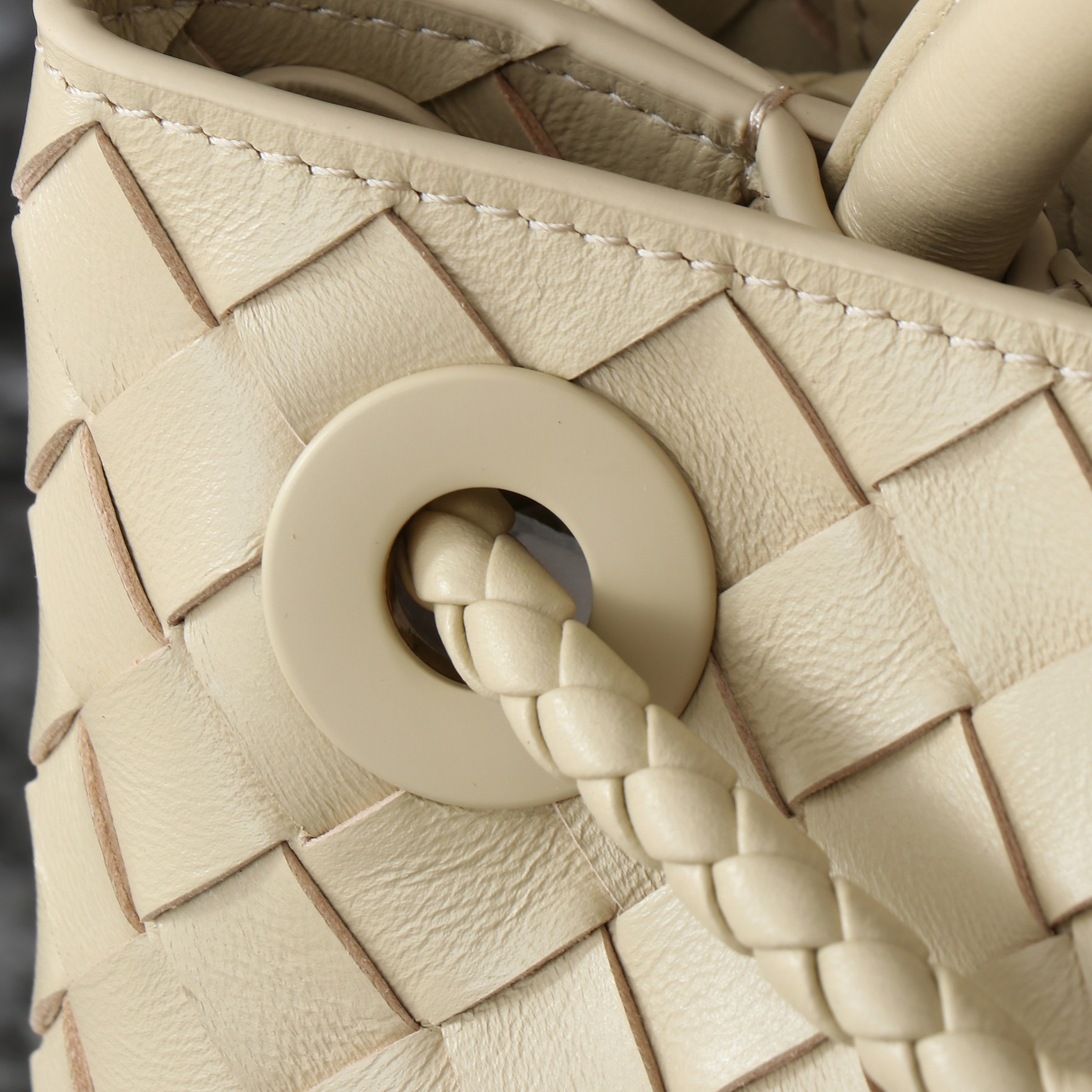 Bottega Veneta Andiamo Medium Handbag: Iconic Design, Luxurious Leather 6 a1732555037325 3363