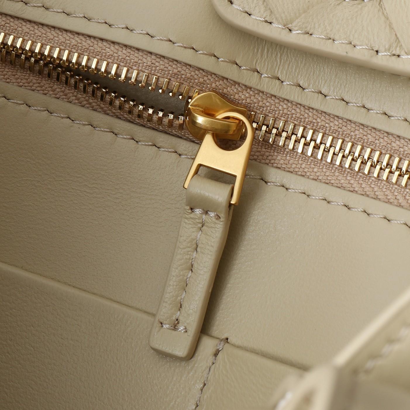 Bottega Veneta Andiamo Medium Handbag: Iconic Design, Luxurious Leather 7 a1732555038153 0616