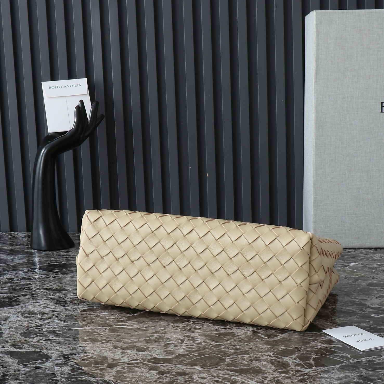 Bottega Veneta Andiamo Medium Handbag: Iconic Design, Luxurious Leather 4 a1732555038219 0616