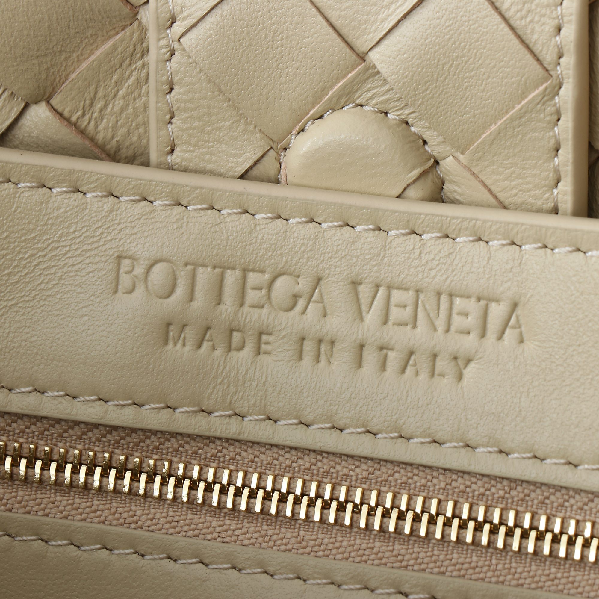 Bottega Veneta Andiamo Medium Handbag: Iconic Design, Luxurious Leather 9 a1732555038470 8183