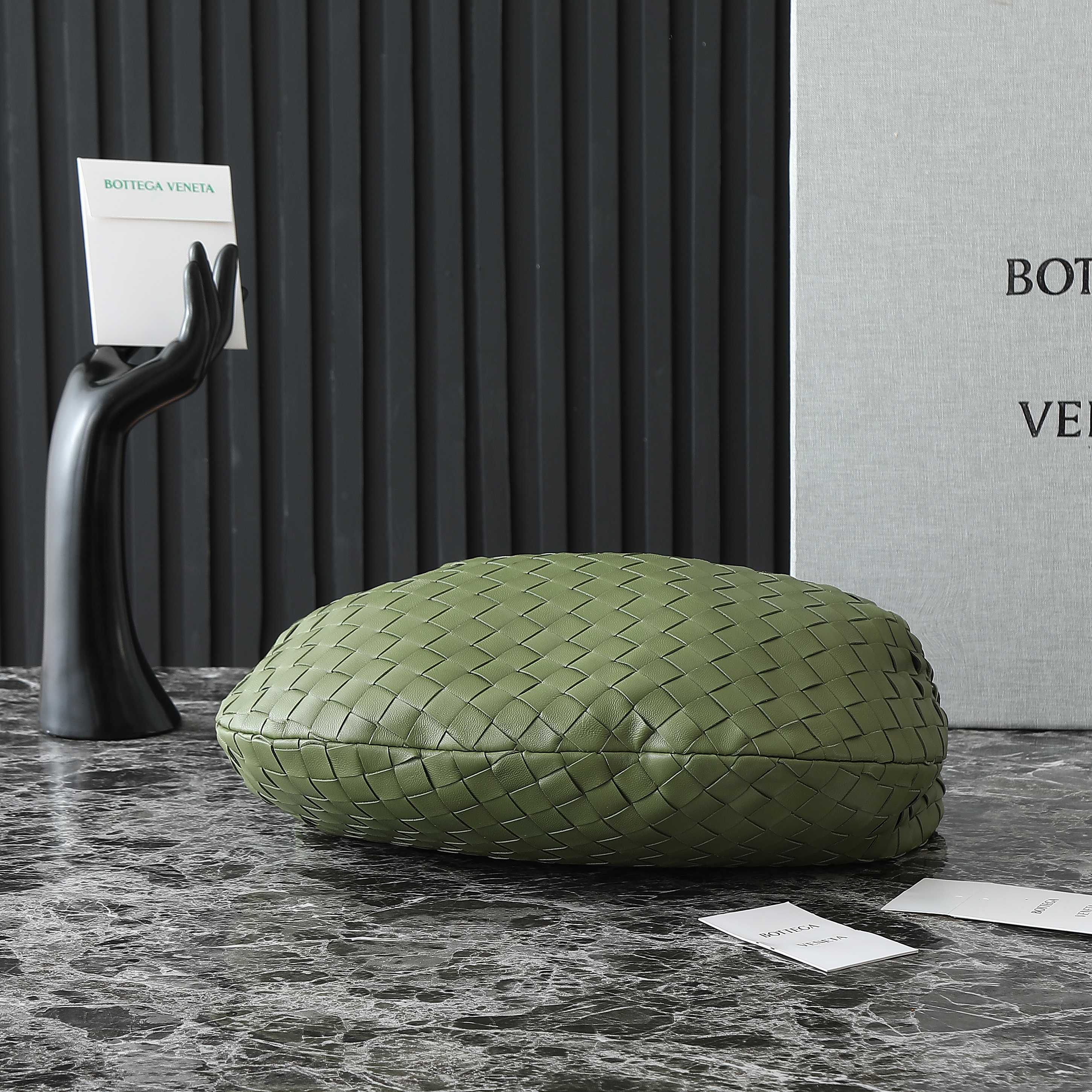 Bottega Veneta Jodie Medium Bag: Stylish, Durable, and Spacious - Must-Have! 5 a1748410194648 7688
