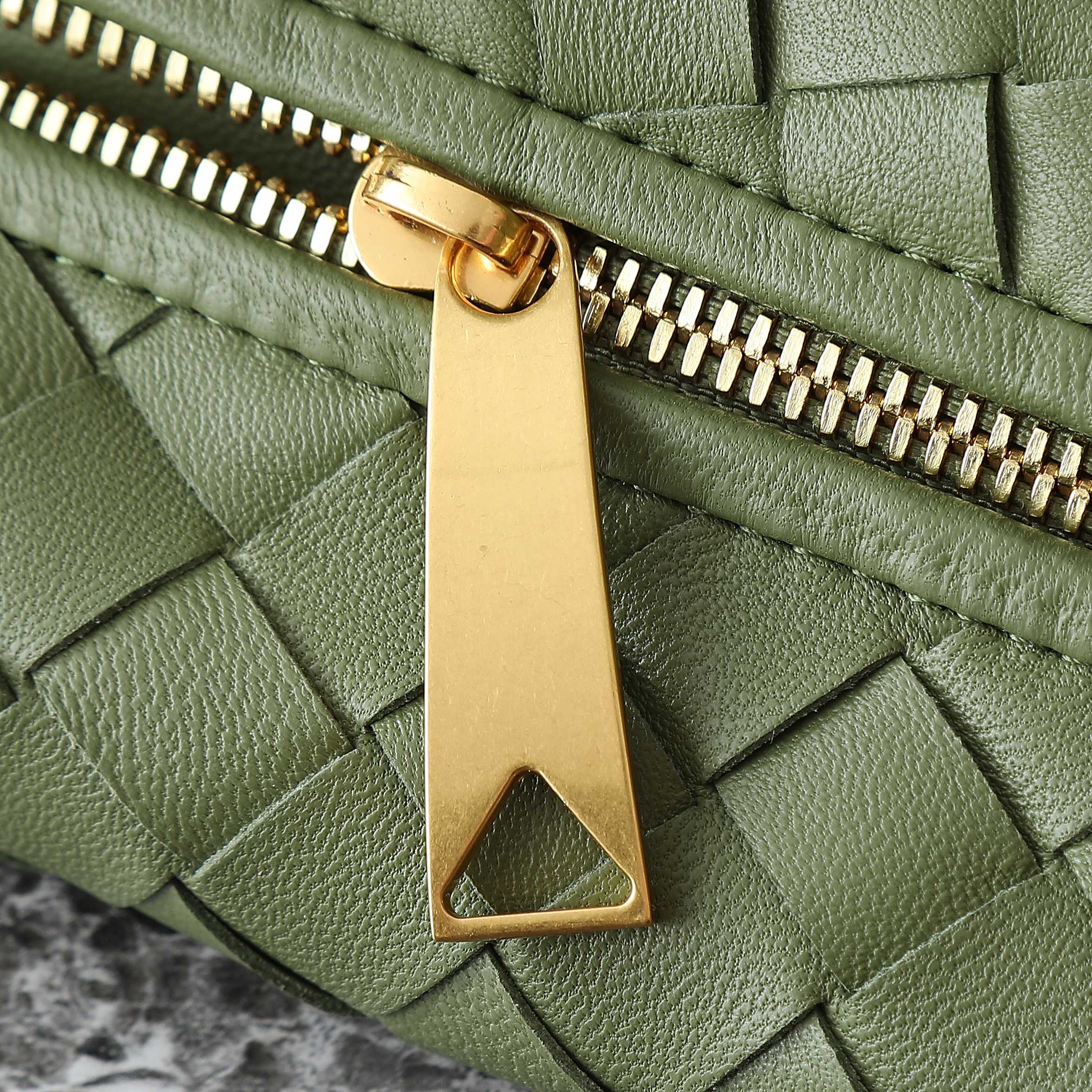 Bottega Veneta Jodie Medium Bag: Stylish, Durable, and Spacious - Must-Have! 10 a1748410197379 5753