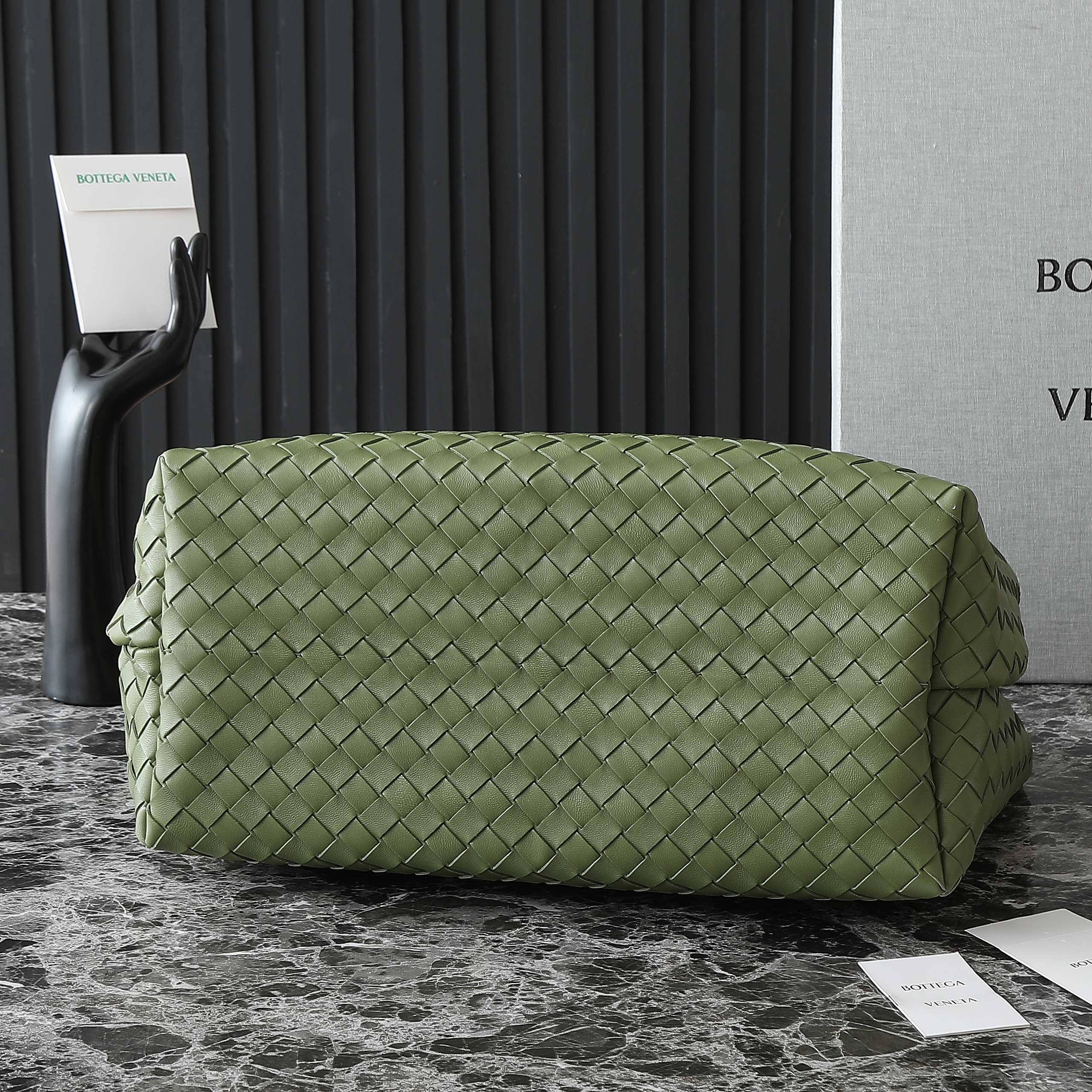 Bottega Veneta Andiamo Large: Stylish, Versatile Leather Handbag 5 a1748410435665 3233