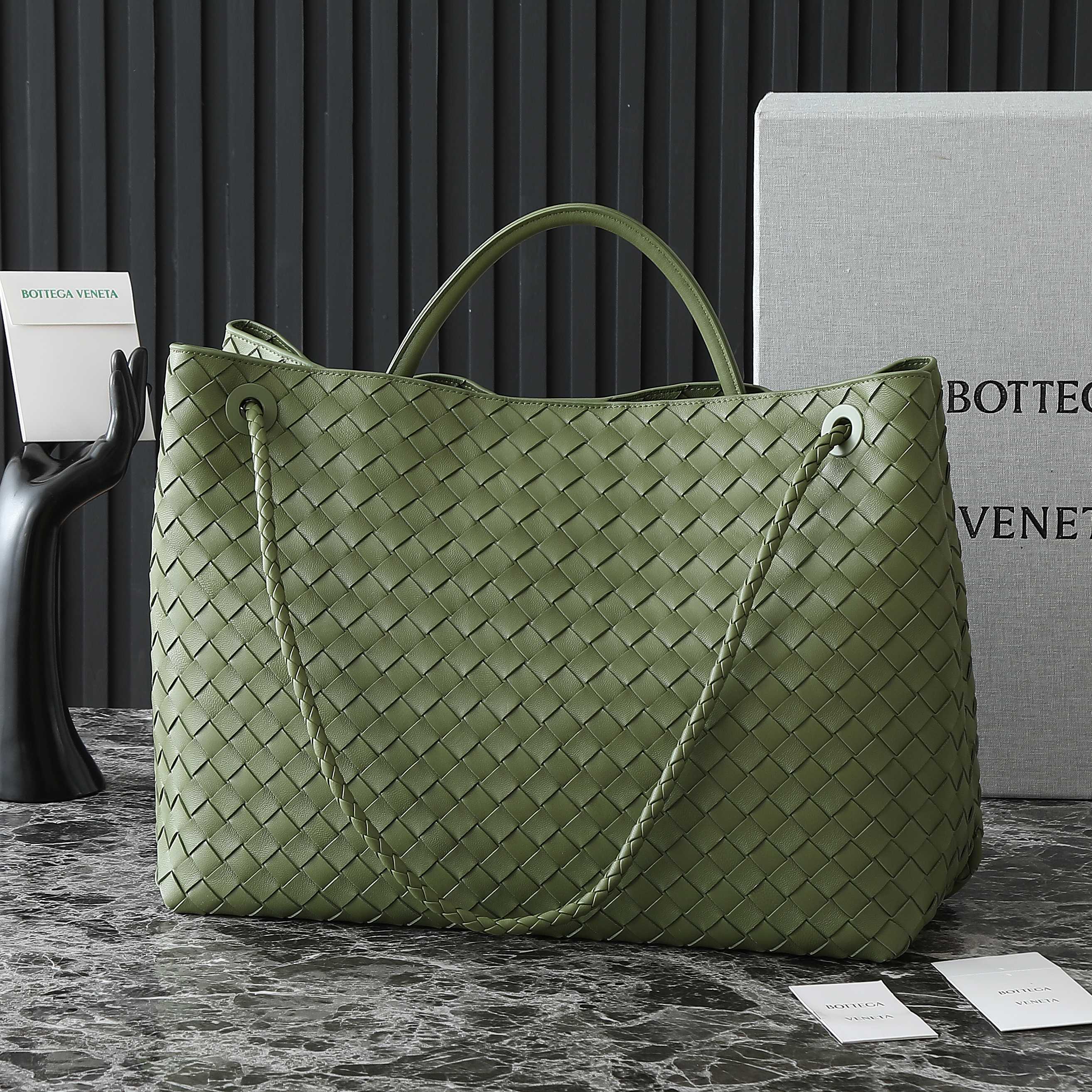 Bottega Veneta Andiamo Large: Stylish, Versatile Leather Handbag 4 a1748410436342 5671