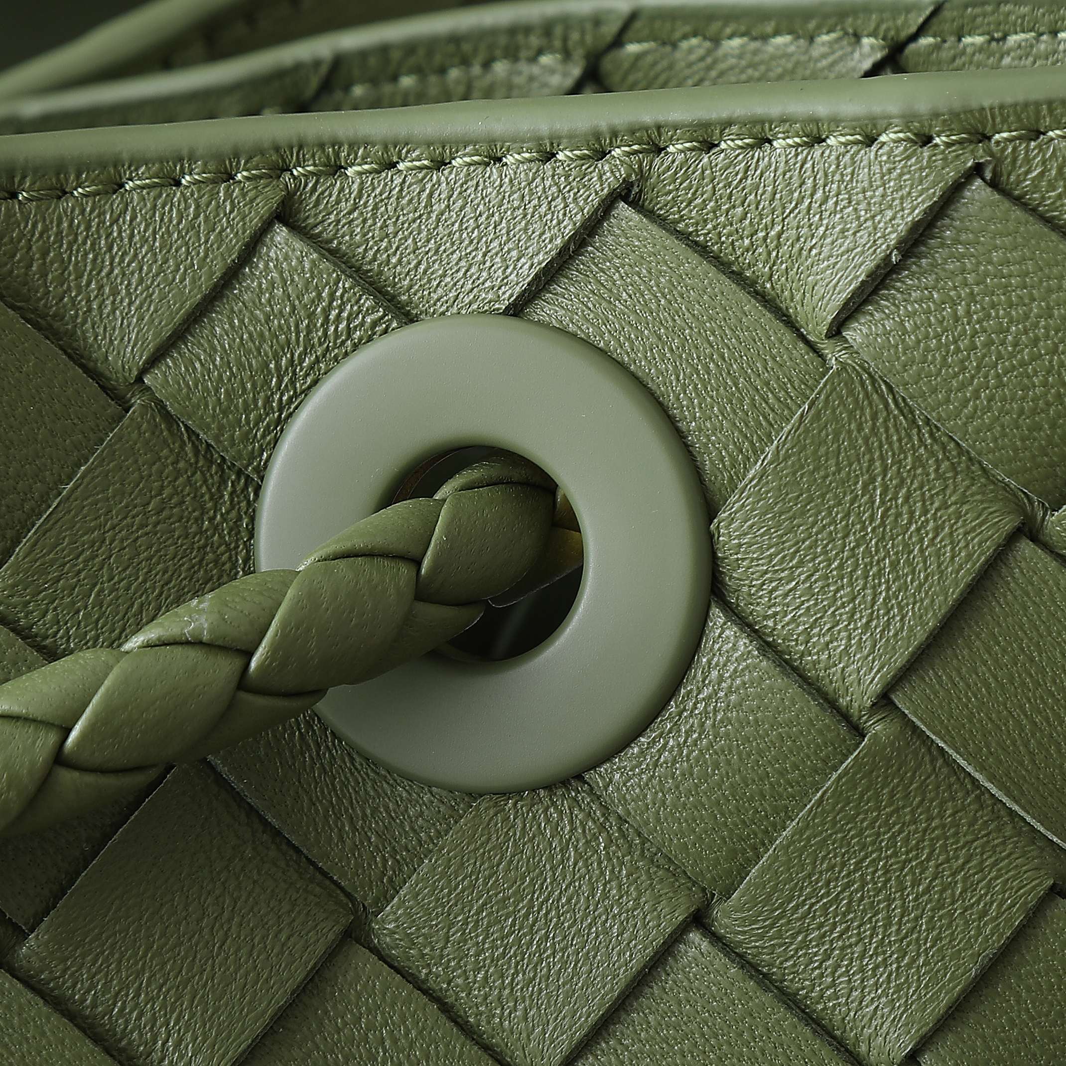 Bottega Veneta Andiamo Large: Stylish, Versatile Leather Handbag 7 a1748410444365 4115