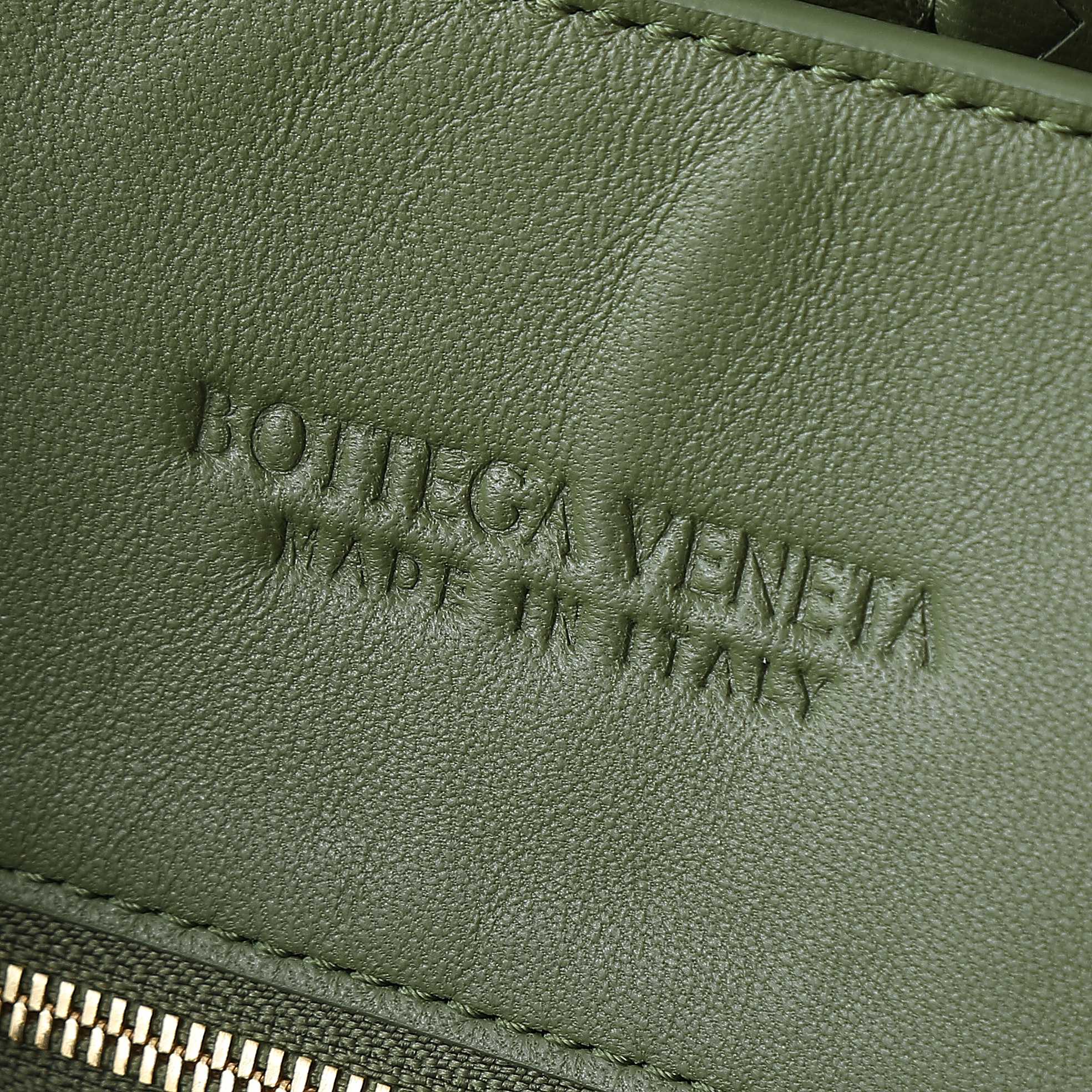 Bottega Veneta Andiamo Large: Stylish, Versatile Leather Handbag 10 a1748410444594 1570