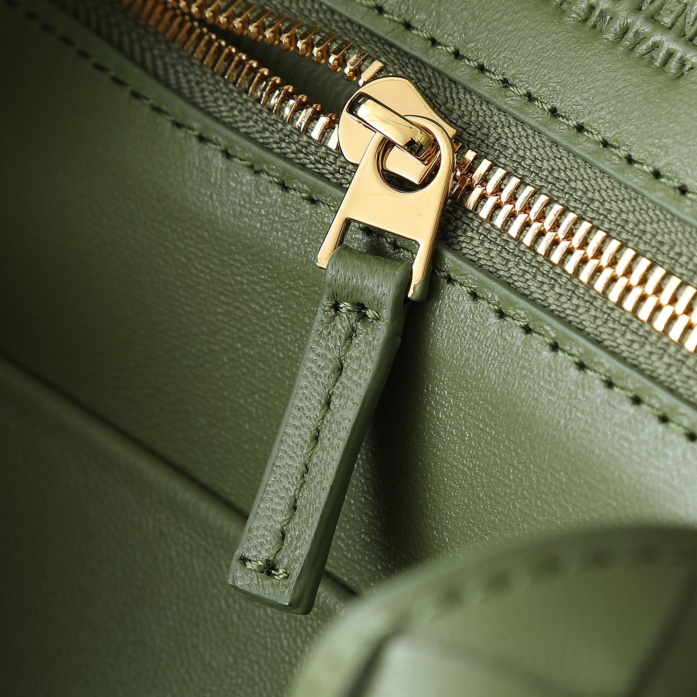 Bottega Veneta Andiamo Bag: Nappa Leather, Iconic Design, Spacious & Stylish 6 a1748410621017 0880