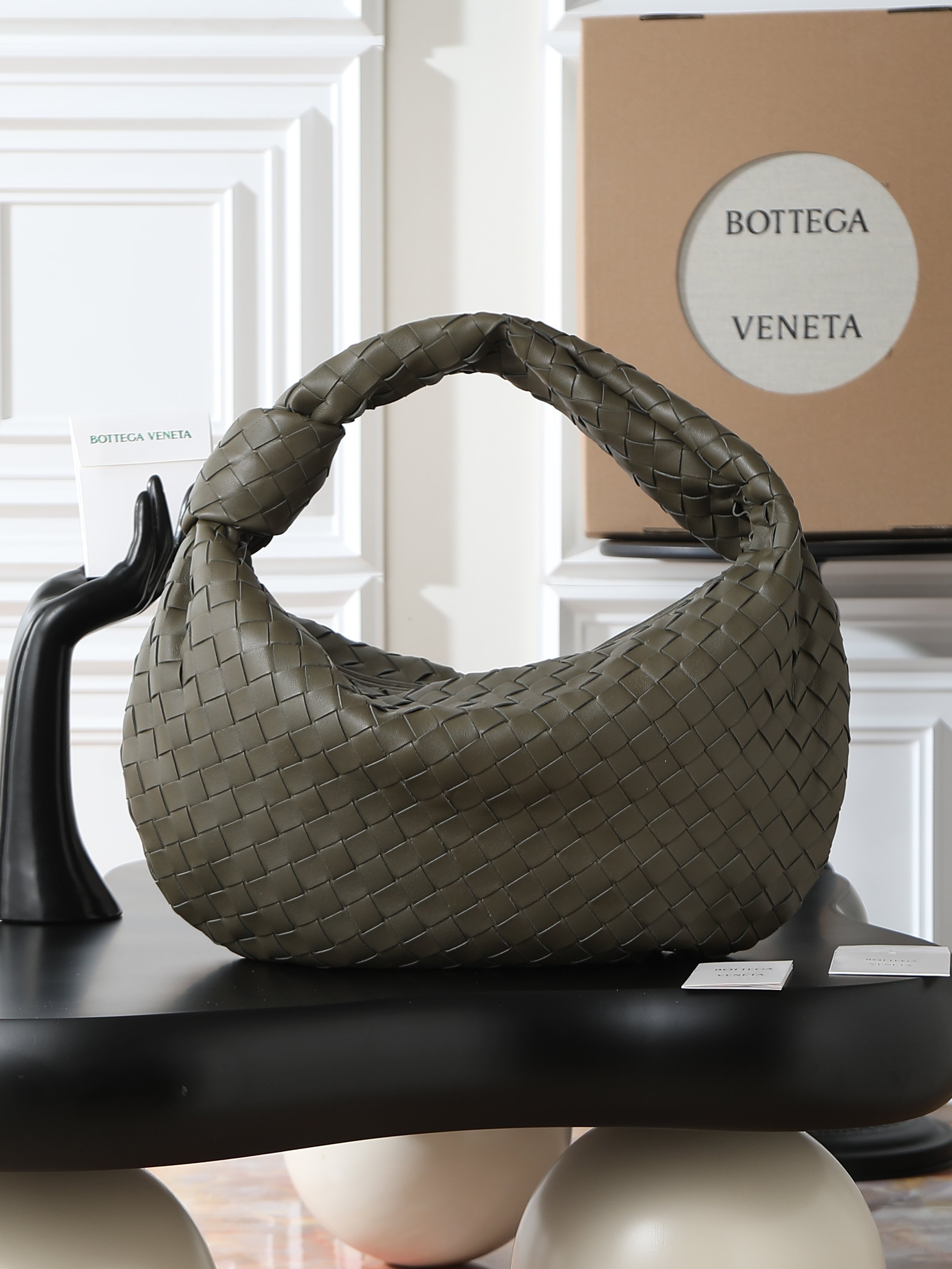 BV Large Jodie Mica Same Style★ Advanced and minimalist beauty~Weaving a large size jodie~exuding a sophisticated and fashionable temperament~The bag uses low-key and elegant colors, which not only looks very cool, but also showcases a casual beautyThe weaving design is unique and innovative, with every detail appearing exquisite and refined. Whether it is the choice of color or the use of materials, it reflects the brand's careful designBags not only satisfy practicality, but also provide a visual enjoyment for peopleCompared to mini, it's a completely different styleStyle number: 600261Size: 48 × 40 × 16