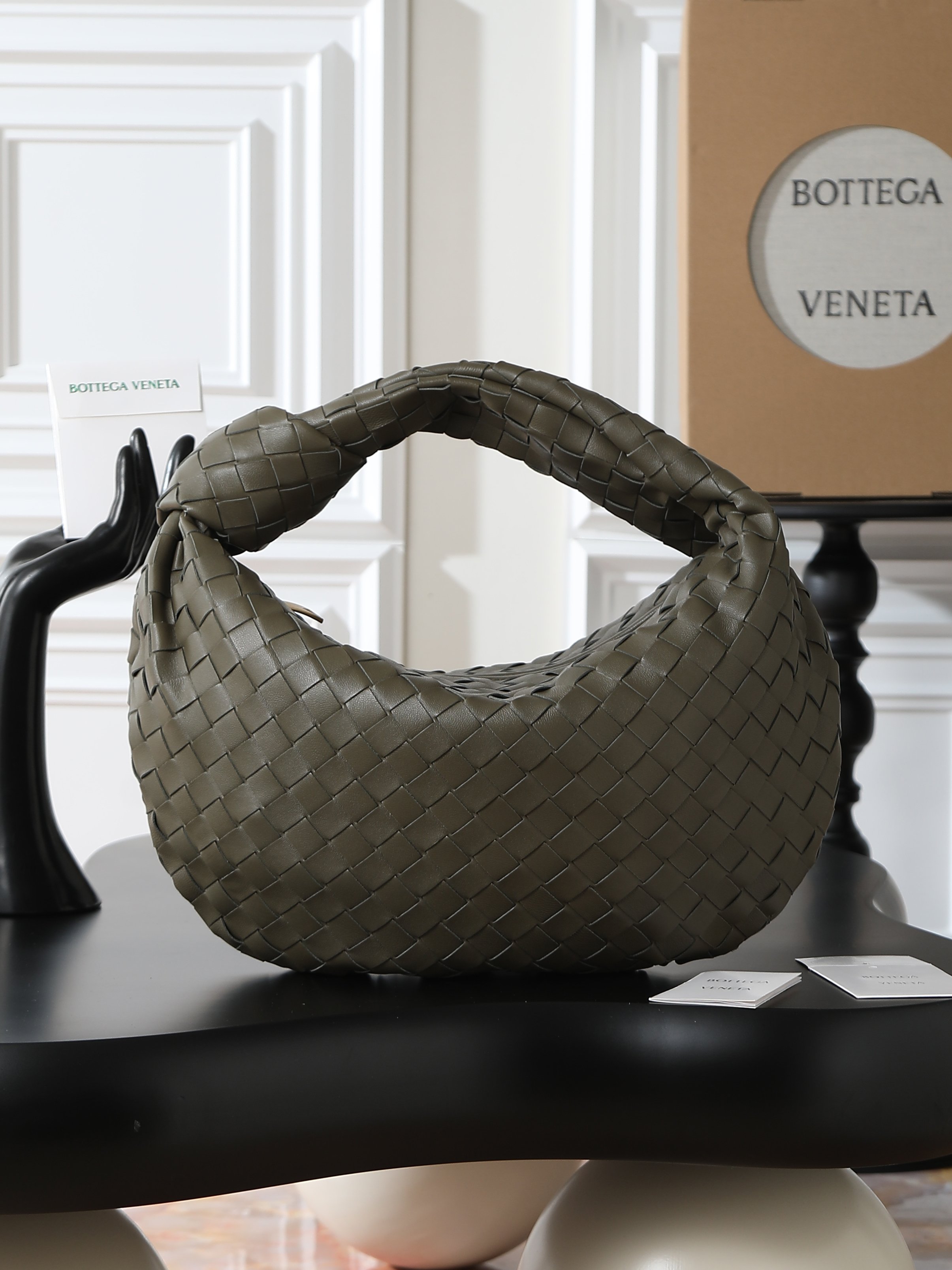 🌟 𝐁𝐨𝐭𝐭𝐞𝐠𝐚𝐕𝐞𝐧𝐞𝐭𝐚 - jodie (medium)The medium size object is very durable, firm and sturdy when held in the hand, giving the first impression of being particularly durable 👍On the handle, a carefully designed tie can be seen. When wearing it on the shoulder or back, pay attention to placing the tie directly under the hand. This not only fixes the position of the handbag, but also avoids the situation of the handbag slipping off due to prolonged walking. It can easily accommodate various cosmetics, with one word "very versatile"Size: 36 ✖️ twenty-one ✖️ thirteenNumber: 80700