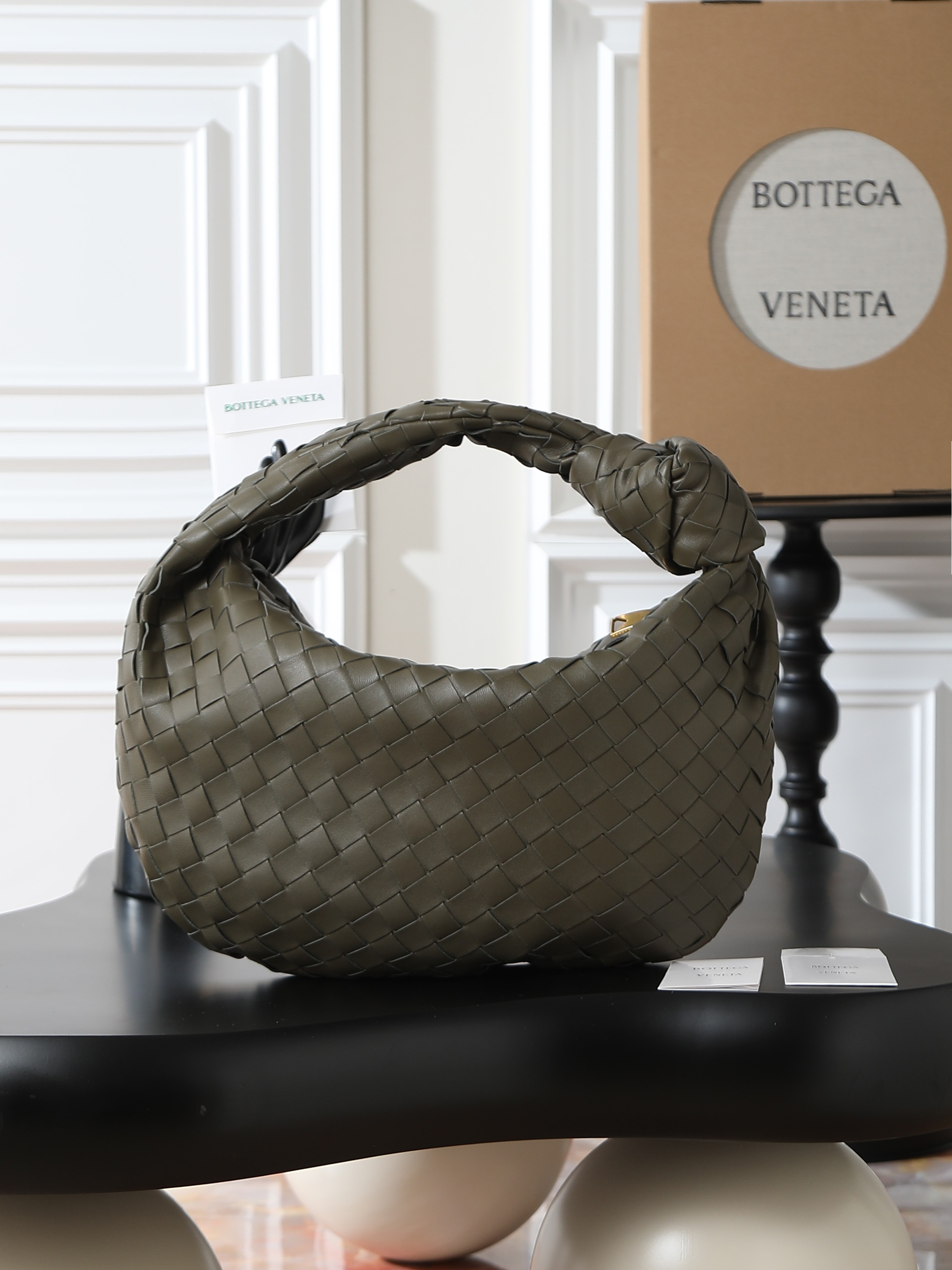 🌟 𝐁𝐨𝐭𝐭𝐞𝐠𝐚𝐕𝐞𝐧𝐞𝐭𝐚 - jodie (medium)The medium size object is very durable, firm and sturdy when held in the hand, giving the first impression of being particularly durable 👍On the handle, a carefully designed tie can be seen. When wearing it on the shoulder or back, pay attention to placing the tie directly under the hand. This not only fixes the position of the handbag, but also avoids the situation of the handbag slipping off due to prolonged walking. It can easily accommodate various cosmetics, with one word "very versatile"Size: 36 ✖️ twenty-one ✖️ thirteenNumber: 80700 photo 2